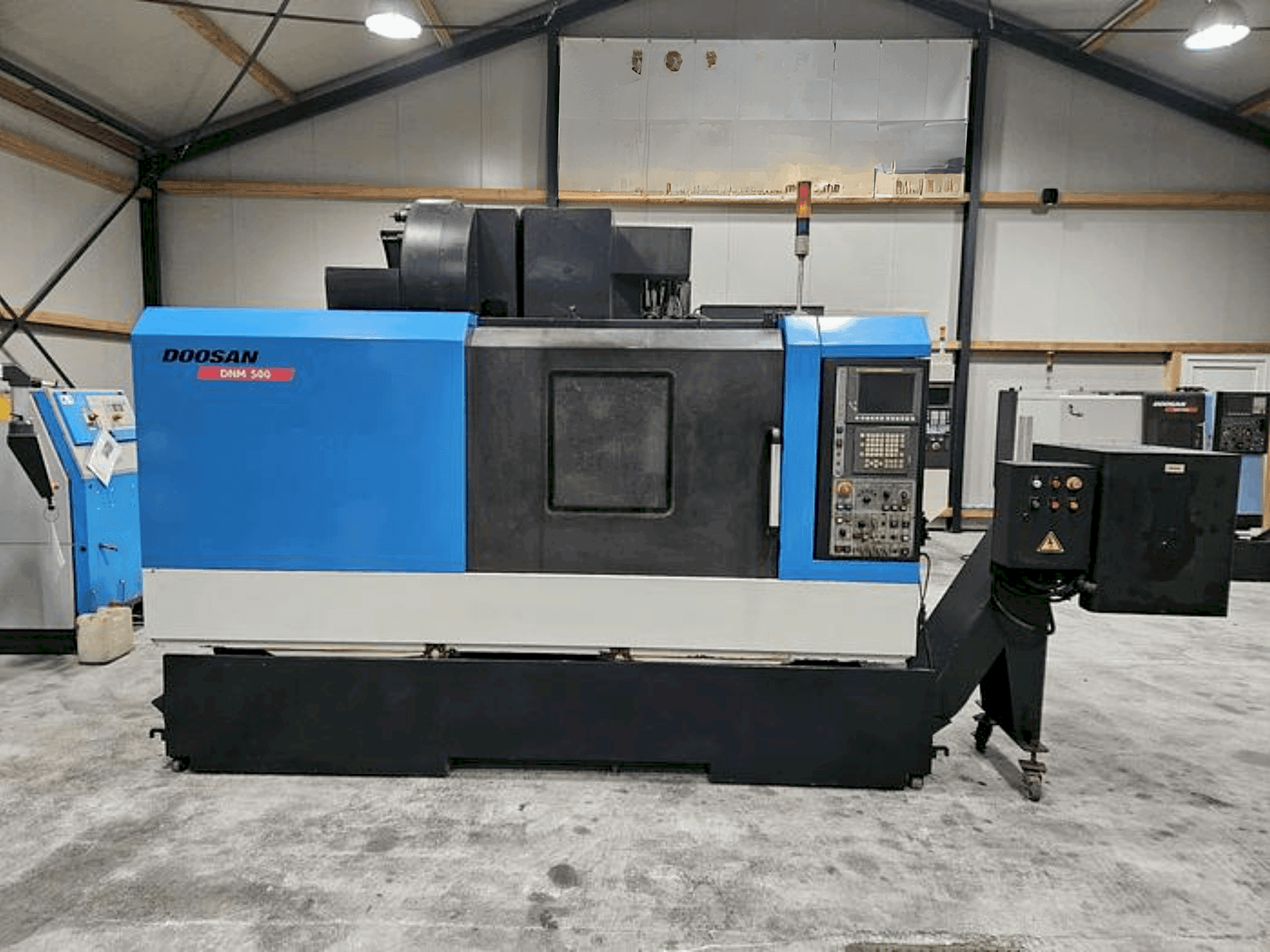 Makine DOOSAN DNM 500 - Önden görünüm