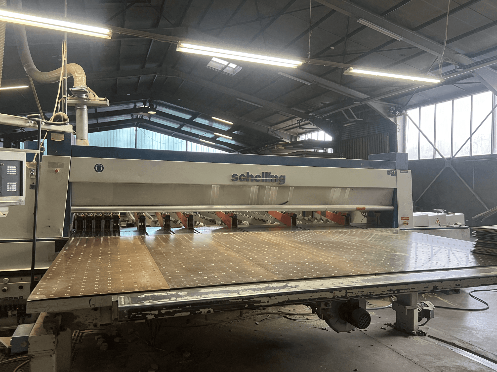 Önden görünüşlü Schelling panel testere, geniş delikli kesim tablası ve hassas ahşap kesimi için çoklu bıçakları ile.