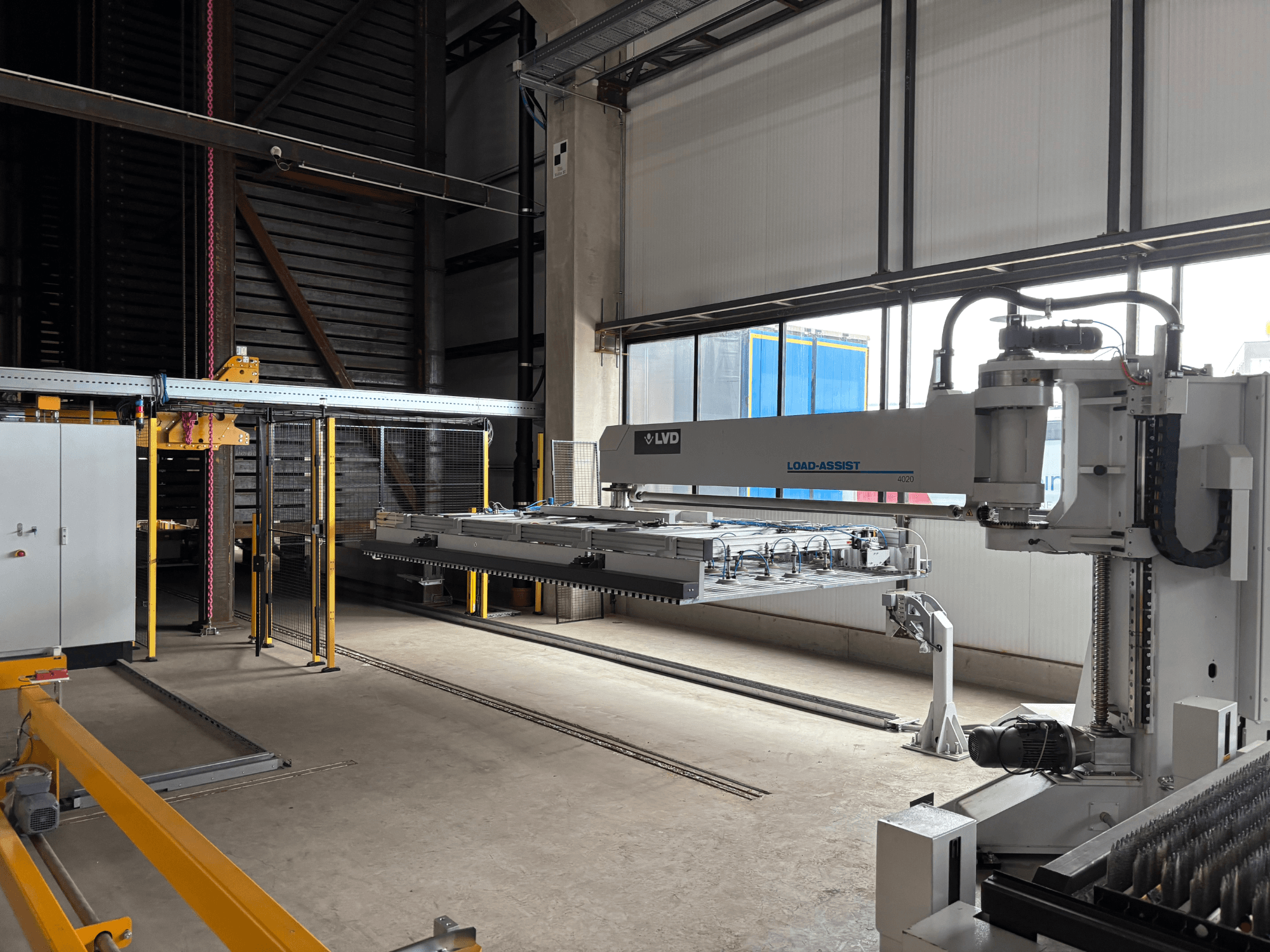 LVD Load-Assist 4020 otomasyon ekipmanının önden görünümü, robotik kol ve yükleme sistemi geniş bir çalışma alanında görülebilir.