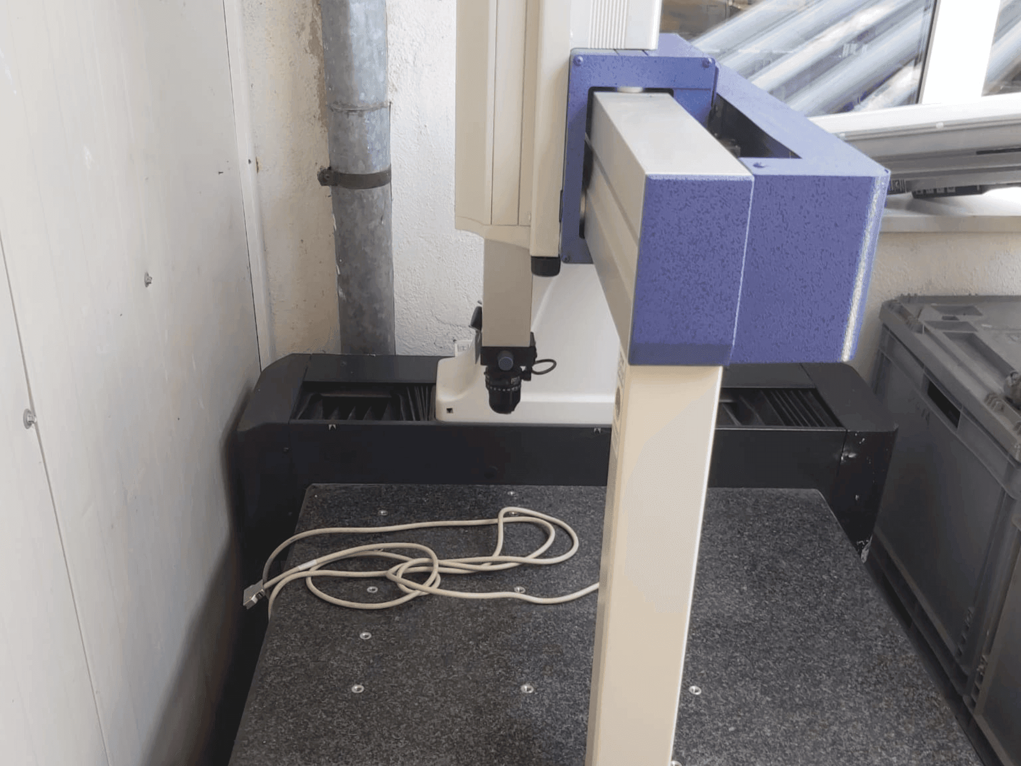 Makine Mitutoyo Crysta-Plus M443 - Önden görünüm