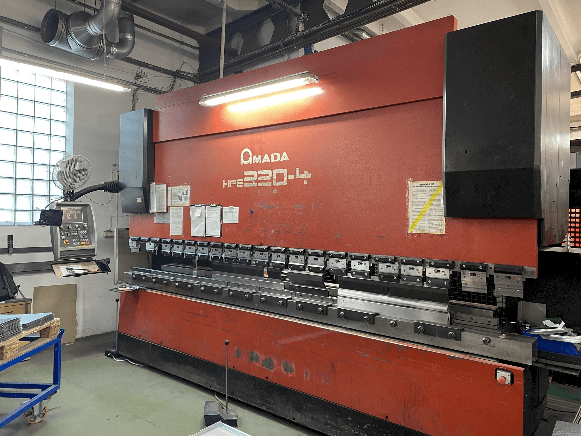 Makine AMADA HFE 220-4 - Önden görünüm