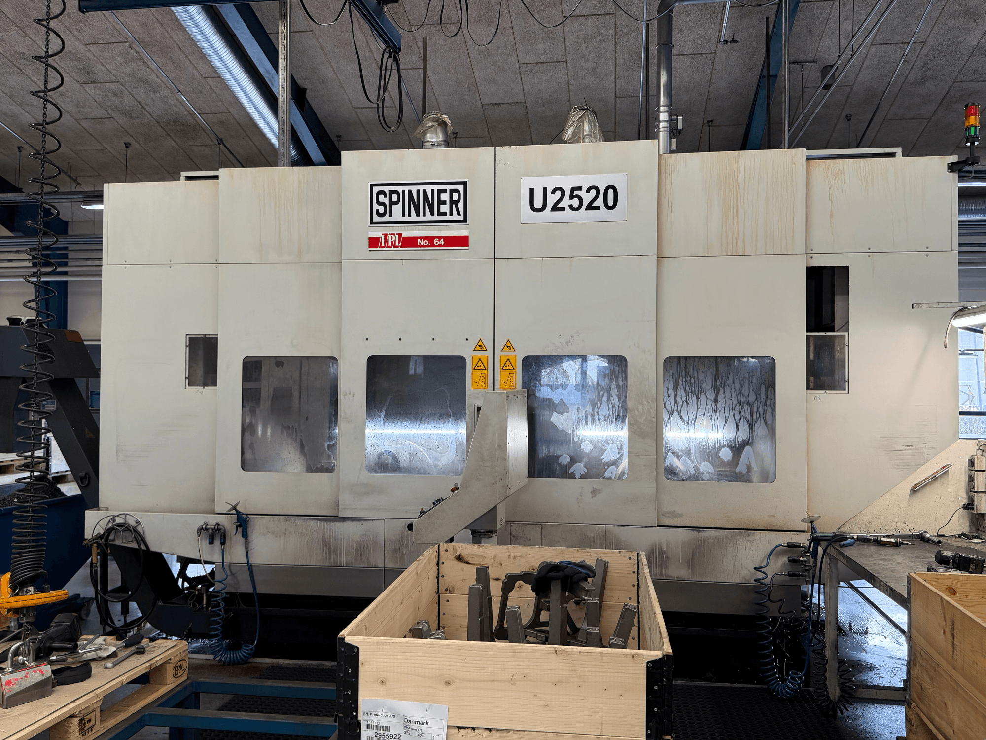 SPINNER U5-2520 dikey işleme merkezi, atölyede, önden görünüm, kontrol paneli ve takımlarla çalışma alanını gösterir.