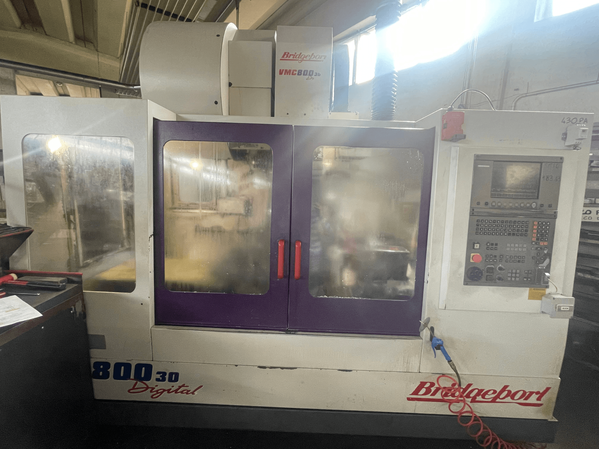 Bridgeport VMC 800/30 Dikey İşleme Merkezi, kontrol paneli ve geniş gözetleme pencereleriyle birlikte önden görünüm.