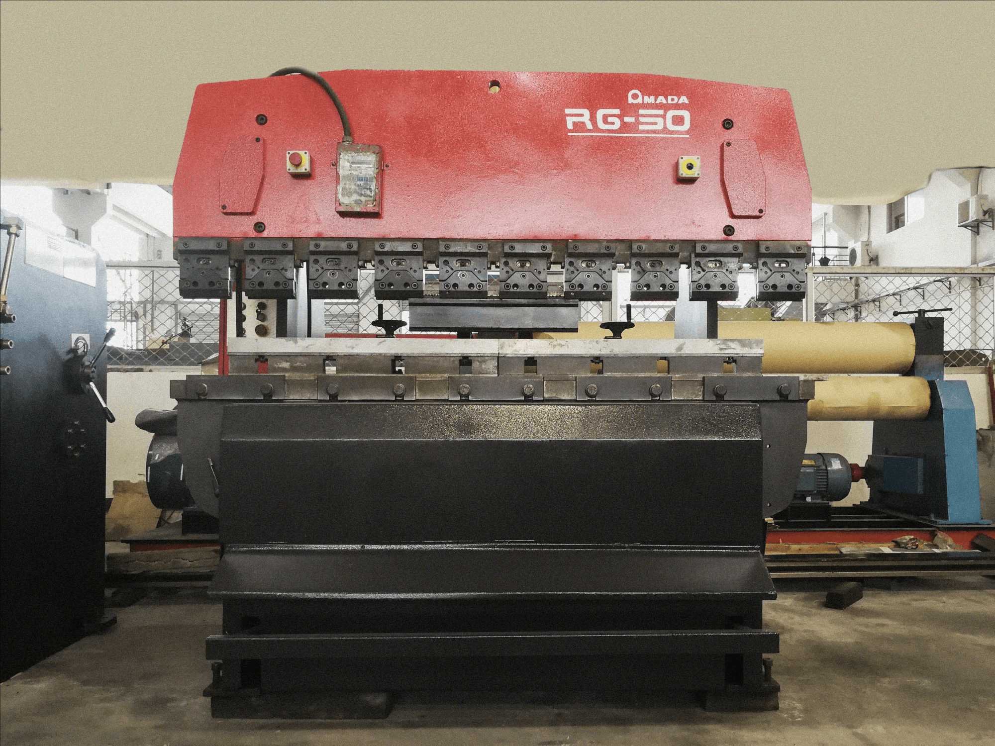 Makine AMADA - Önden görünüm RG-50