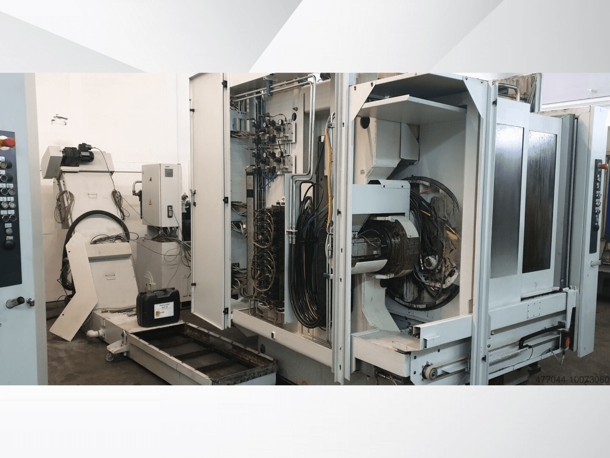 Açıkta kablo tesisatı, kontrol paneli ve mekanik bileşenler içeren endüstriyel makine; karmaşık bir makinenin yandan görünümü.