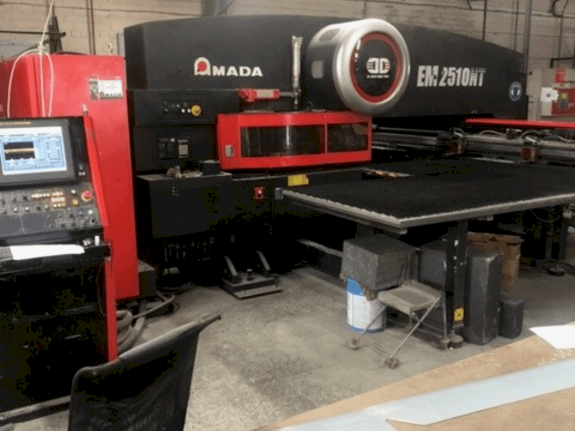 Makine AMADA EM2510NT - Önden görünüm