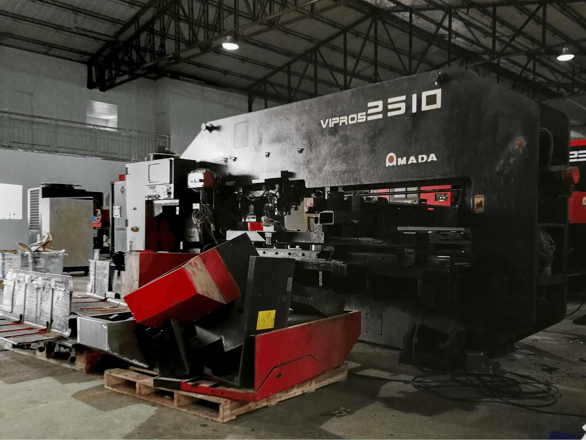 Makine AMADA - Sağdan görünüm Vipros 2510