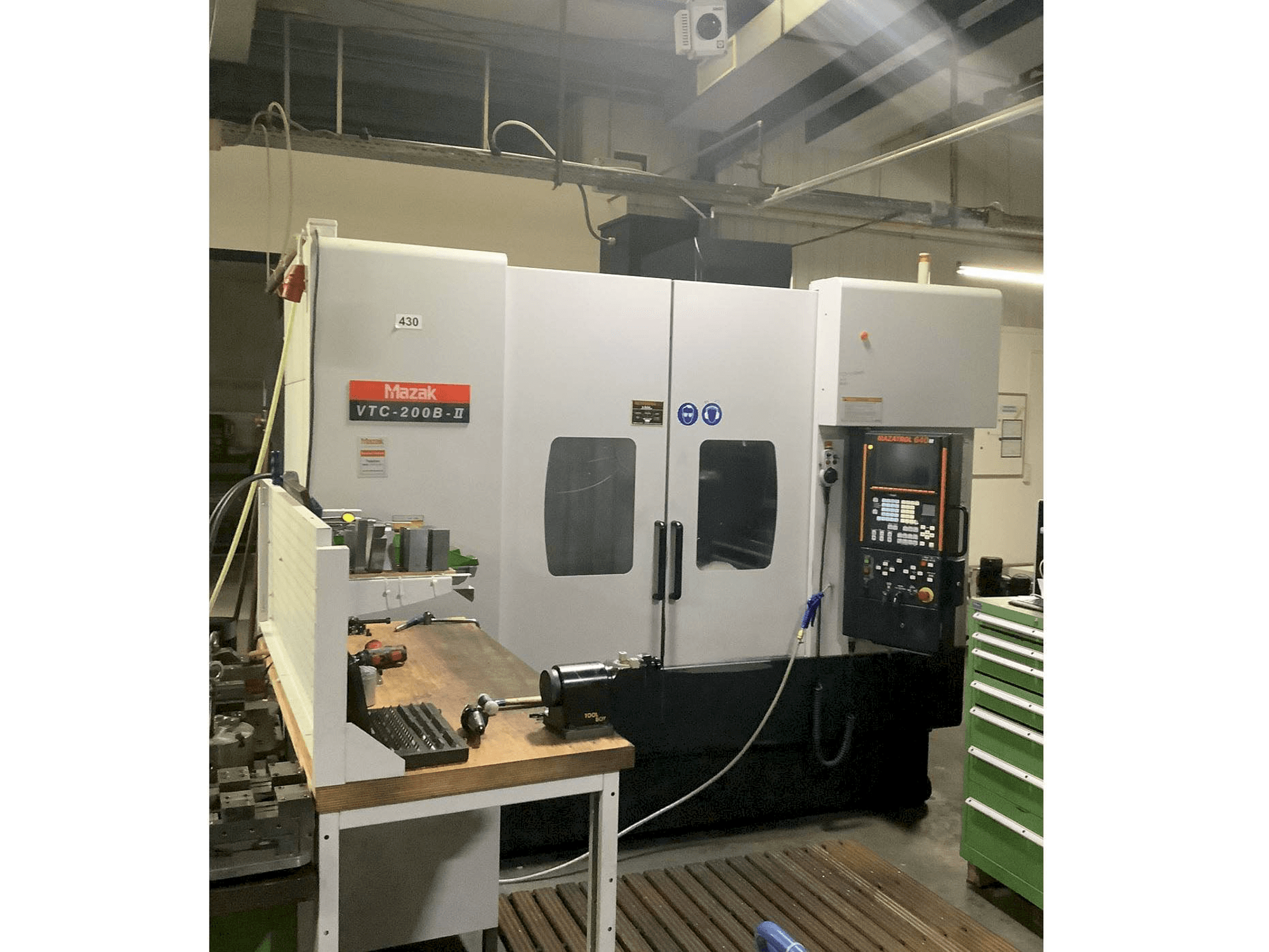 Makine Mazak VTC-200B-II - Önden görünüm