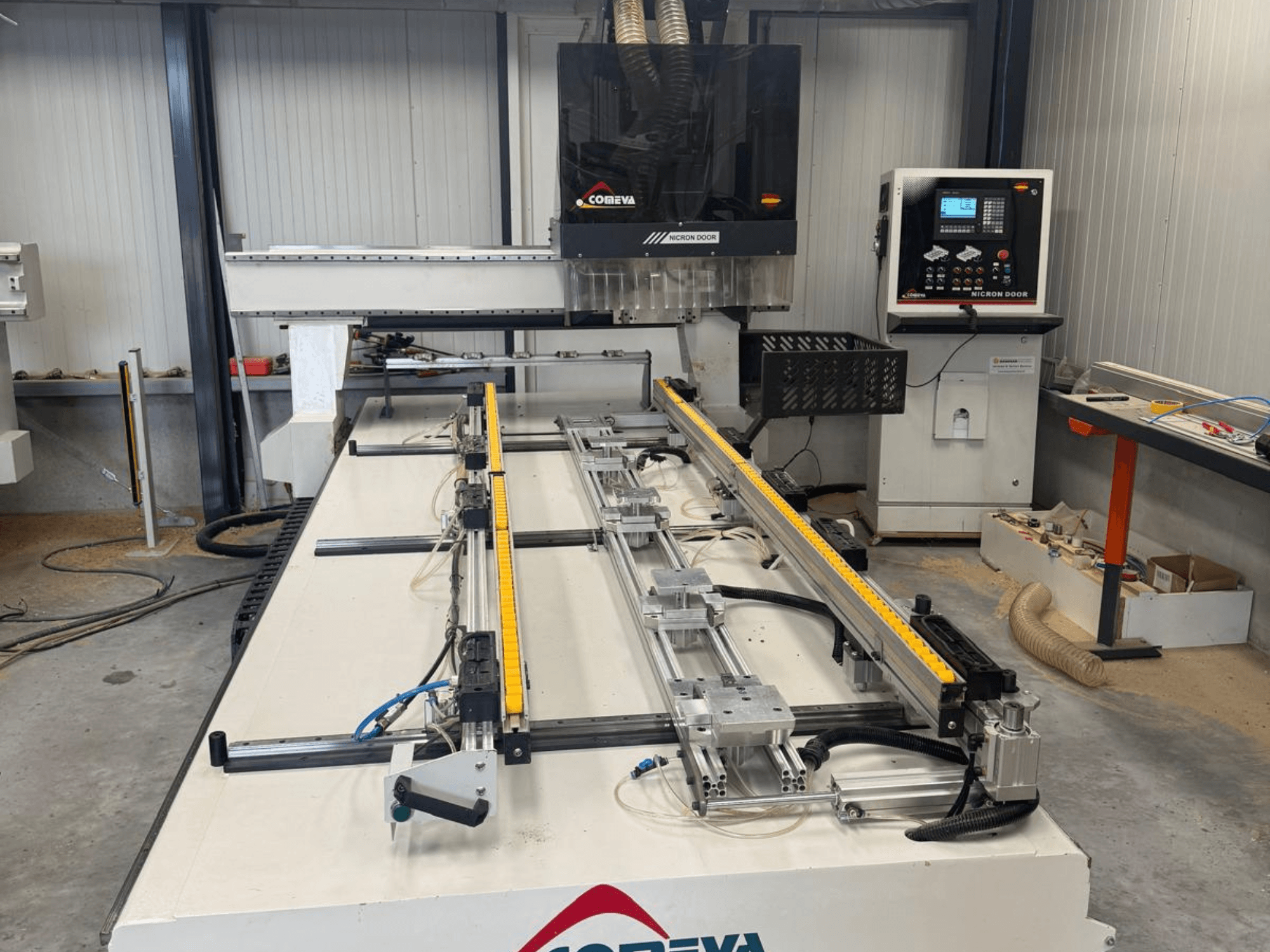 COMEVA MEX V 2100x3260 CNC Ahşap İşleme Merkezi’nin önden görünümü; iş istasyonu, kontrol paneli ve kılavuz rayları ile donatılmıştır.