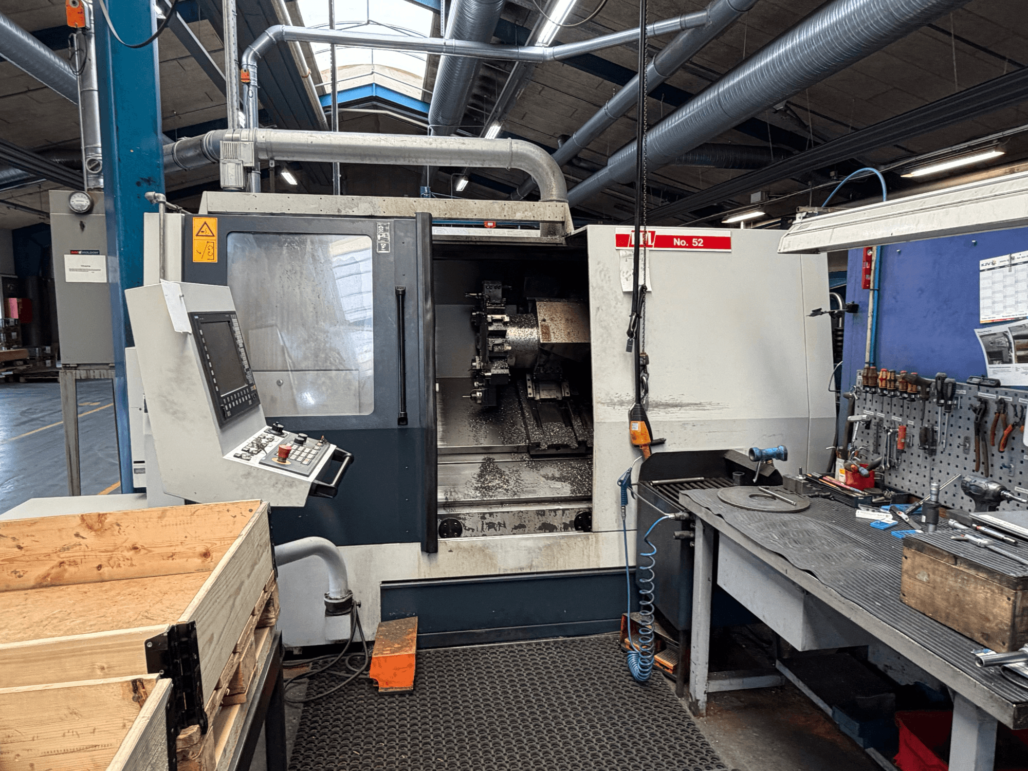 SPINNER TC800 110 SMCY yatay tornalama makinesi, kontrol paneli ve yakınındaki çalışma alanı ile önden görülüyor.