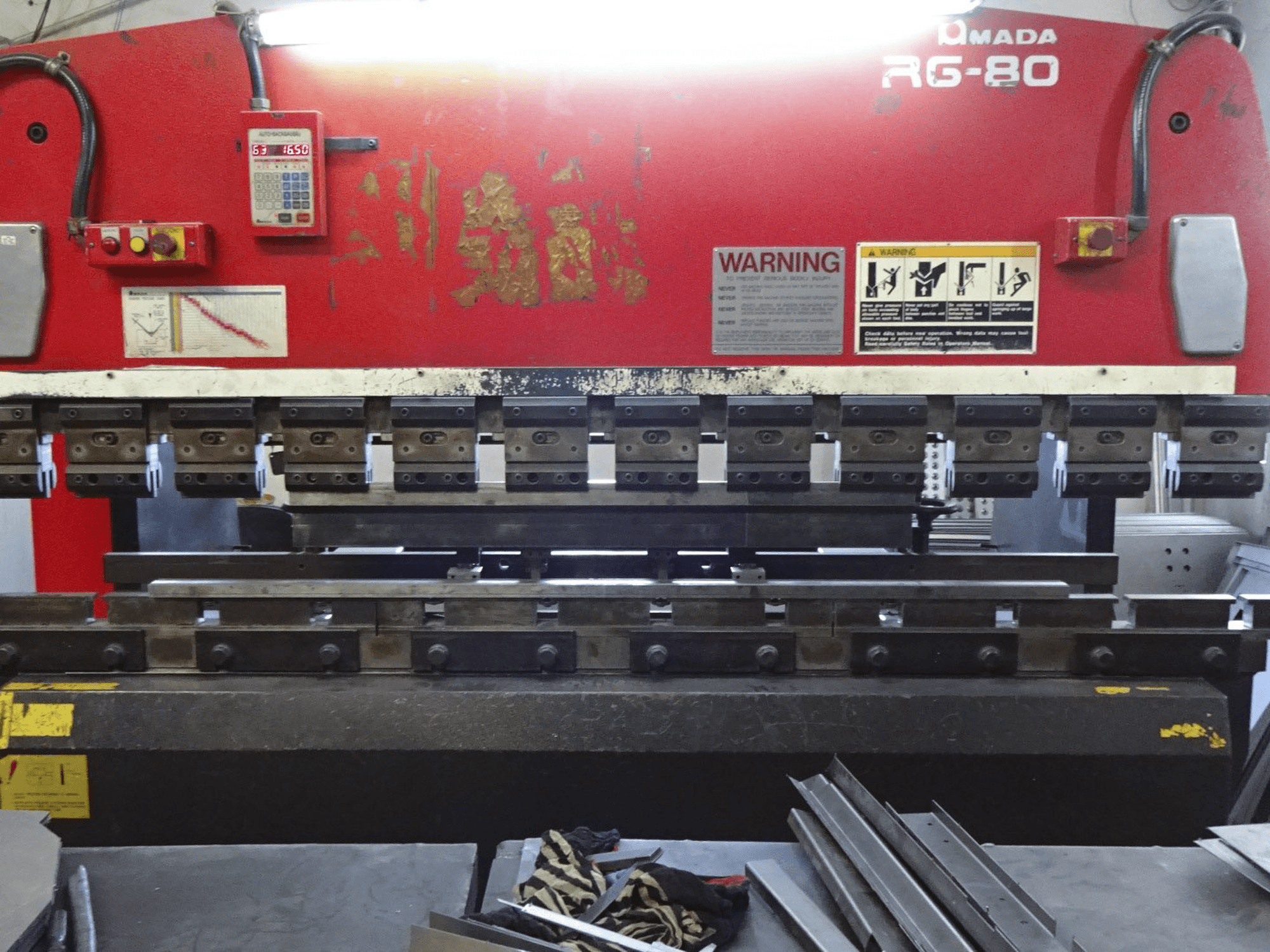 Makine AMADA - Önden görünüm RG-80