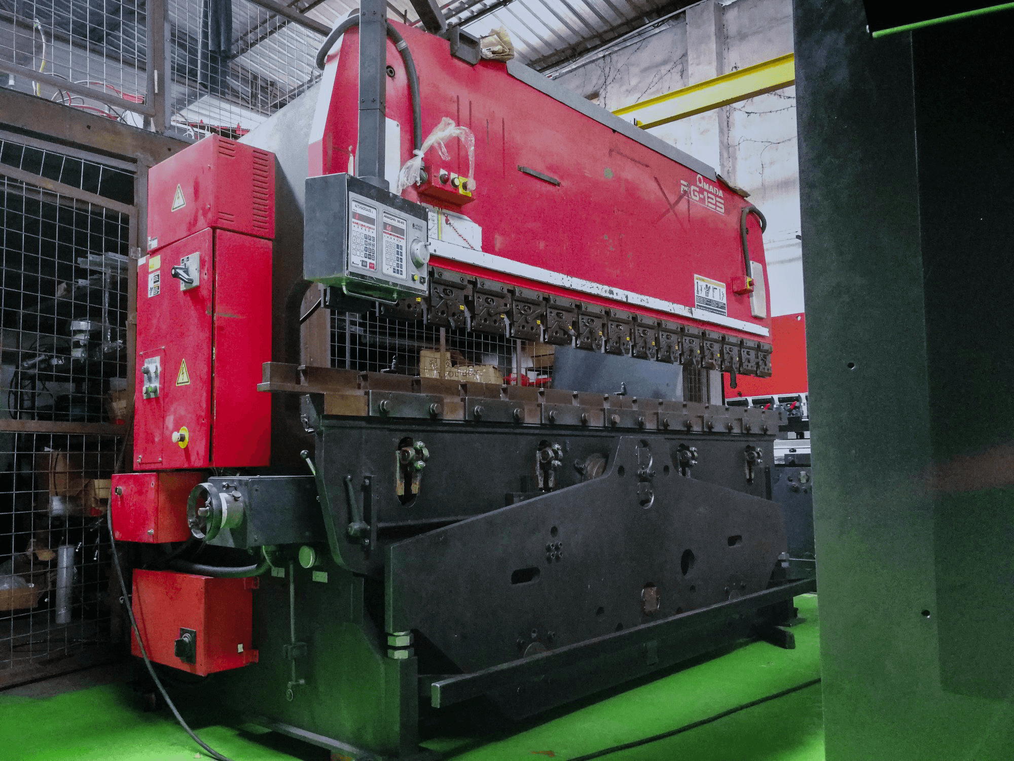 Makine AMADA - Önden görünüm RG 125