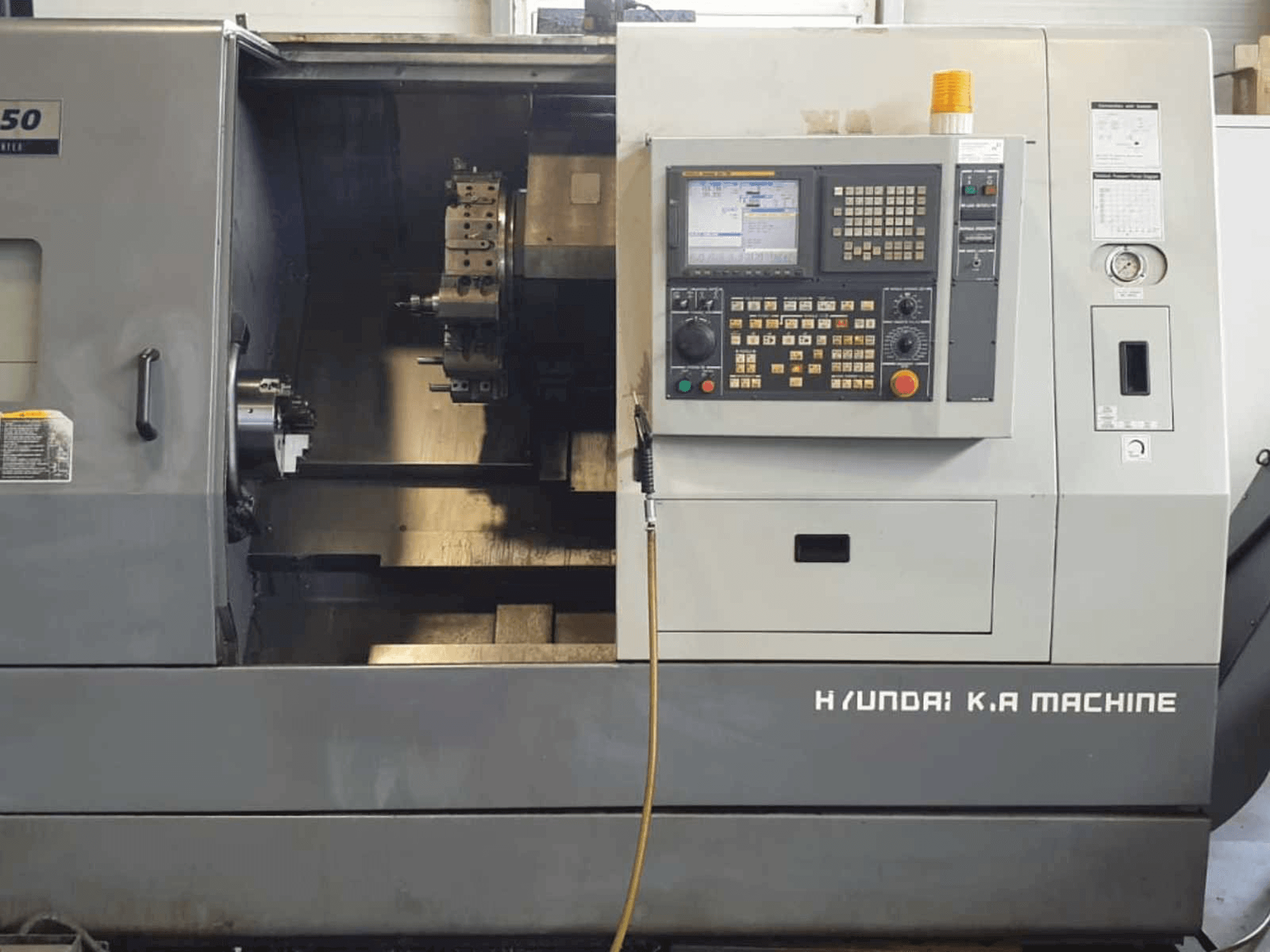 Makine Hyundai Kia SKT250 - Önden görünüm