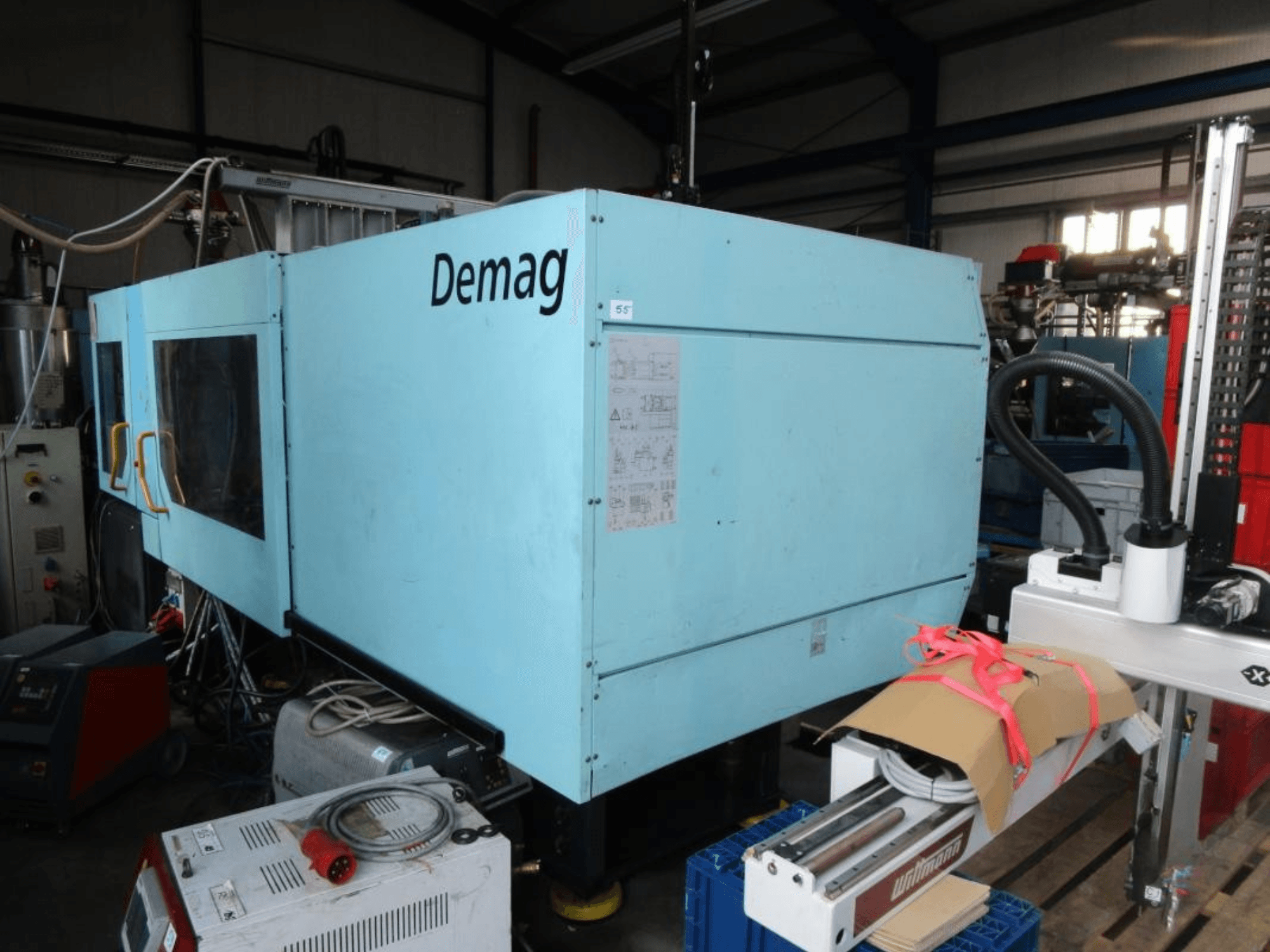 DEMAG Ergotech 350/710-2300 hidrolik enjeksiyon kalıplama makinesinin önden görünümü, kontrol paneli ve yan detaylar.