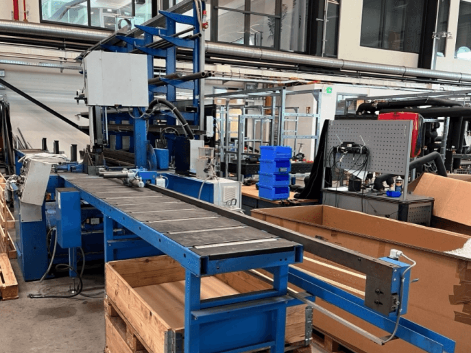JAESPA Classic 423 DGH metal şerit testere, önden görünüşü; konveyör bandı ve çevresindeki endüstriyel ekipmanlarla birlikte.