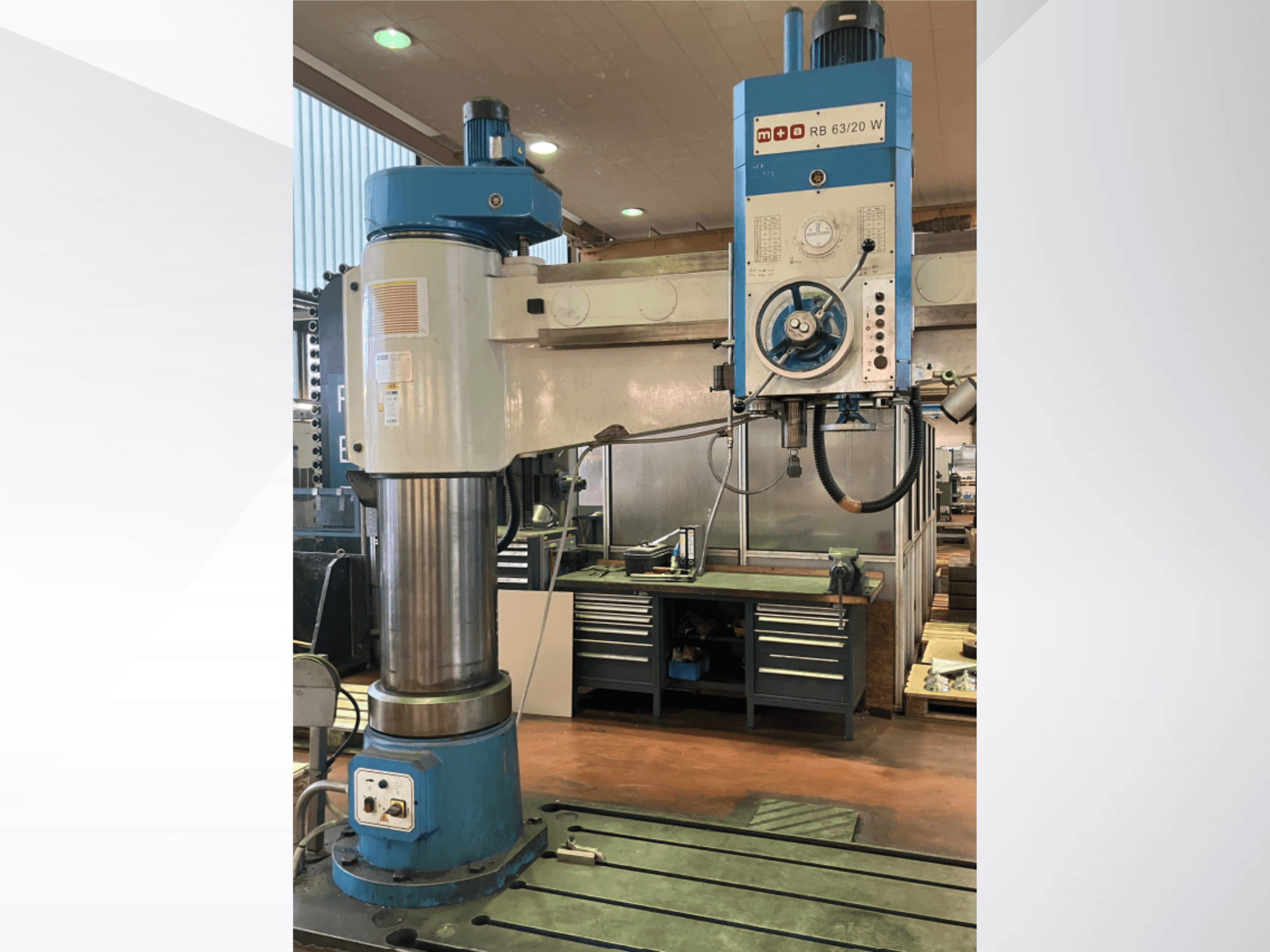 M+A RB 63/20 W metal delme makinesi, önden görünüm; geniş bir dikey kolon ve kadranlar ile anahtarların bulunduğu kontrol paneli ile donatılmıştır.