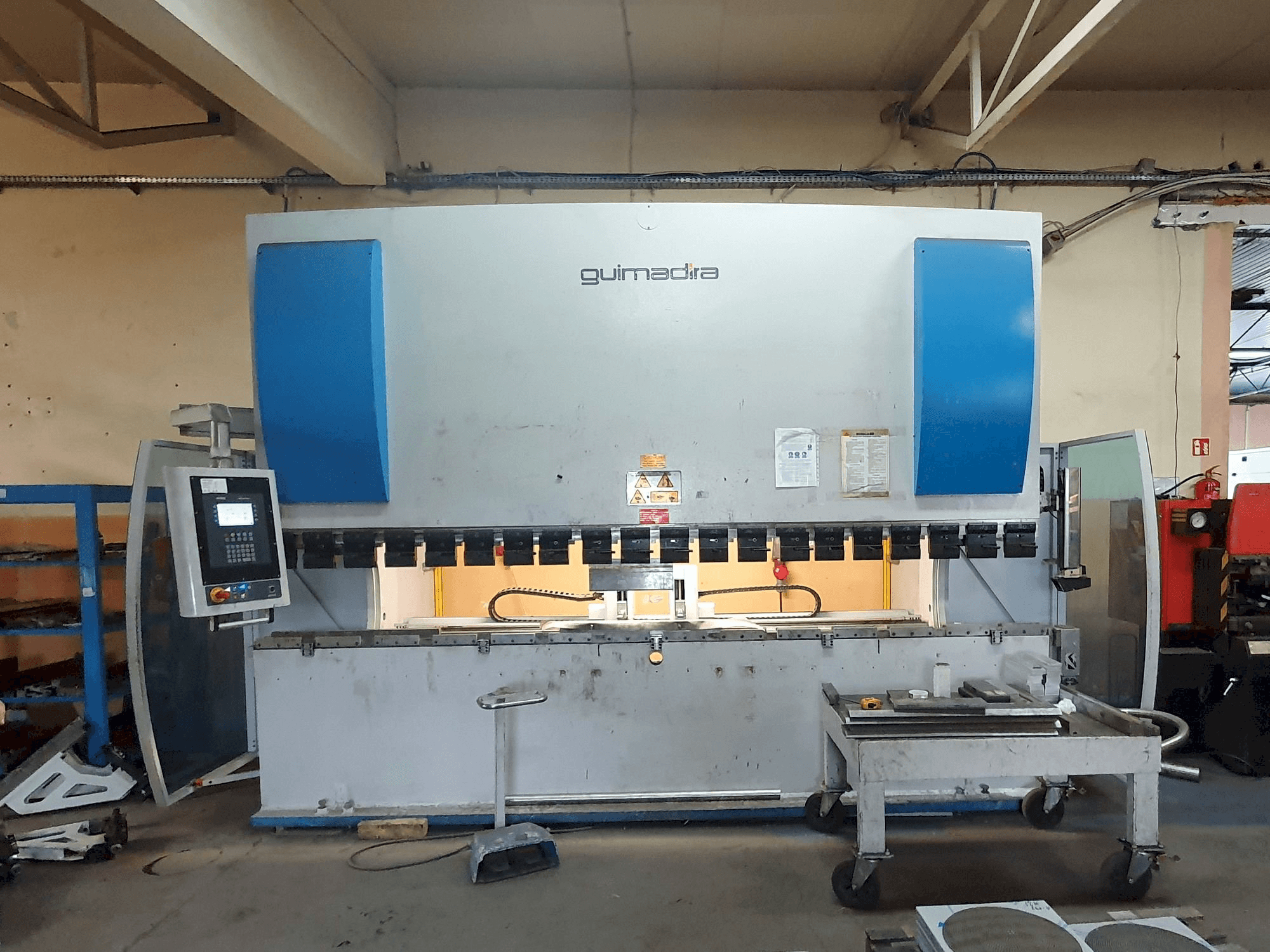 Makine ADIRA PMO-16040PLS - Önden görünüm