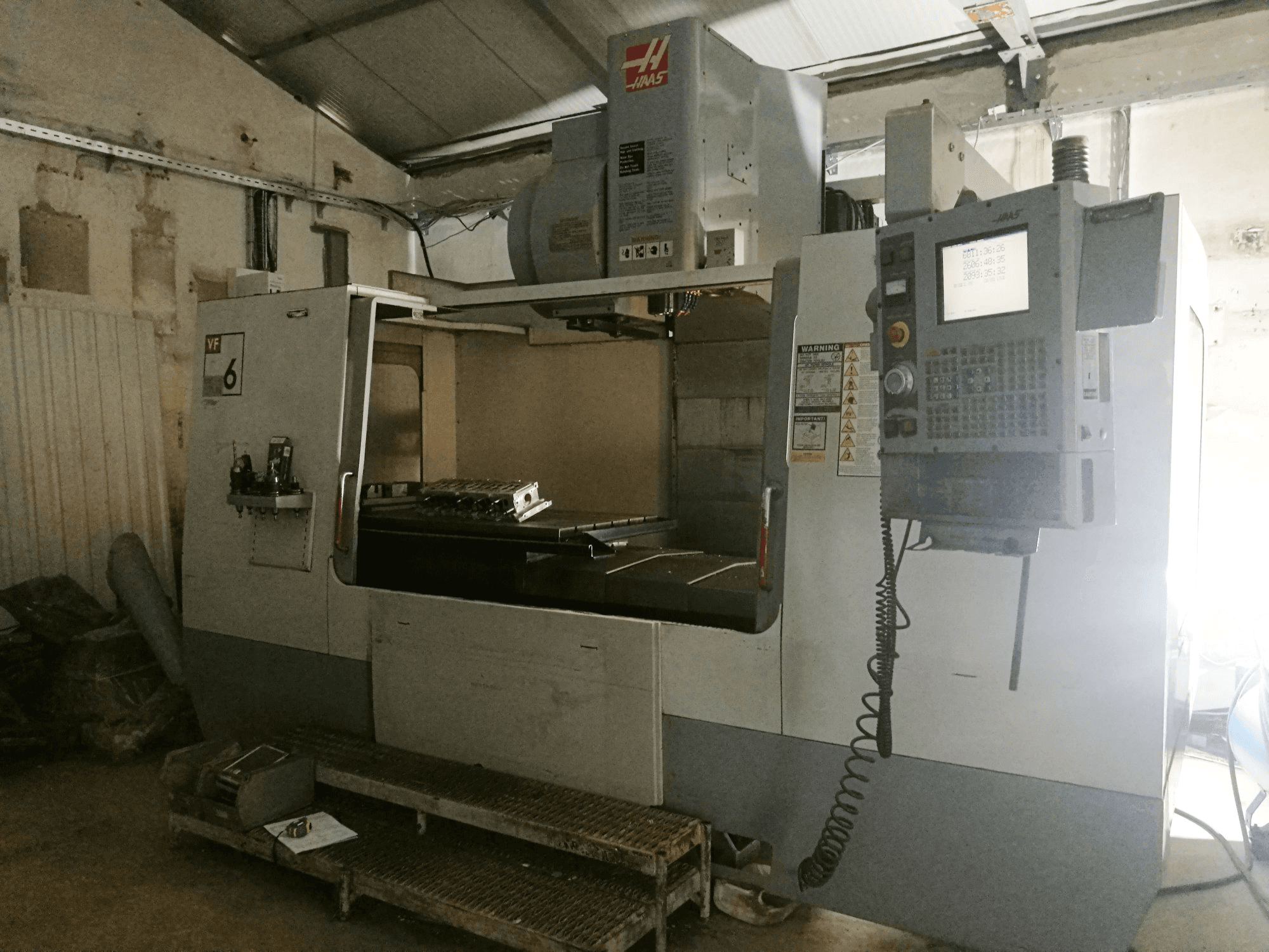 Makine HAAS VF-6B/40HE - Önden görünüm