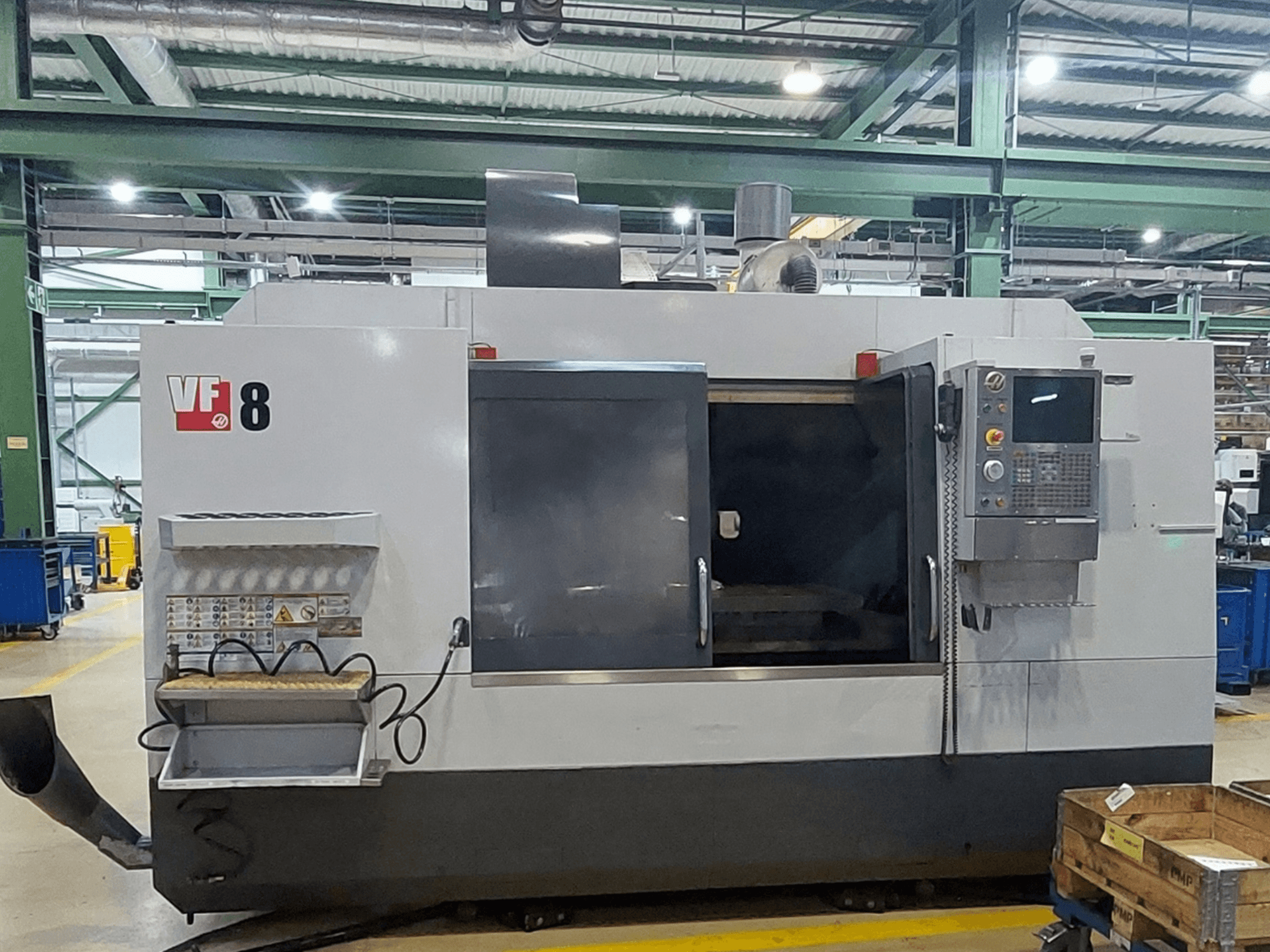 HAAS VF-8 dikey işleme merkezi, önden görünüm; hassas işleme görevleri için tasarlanmış kontrol paneli ve yükleme alanını içermektedir.
