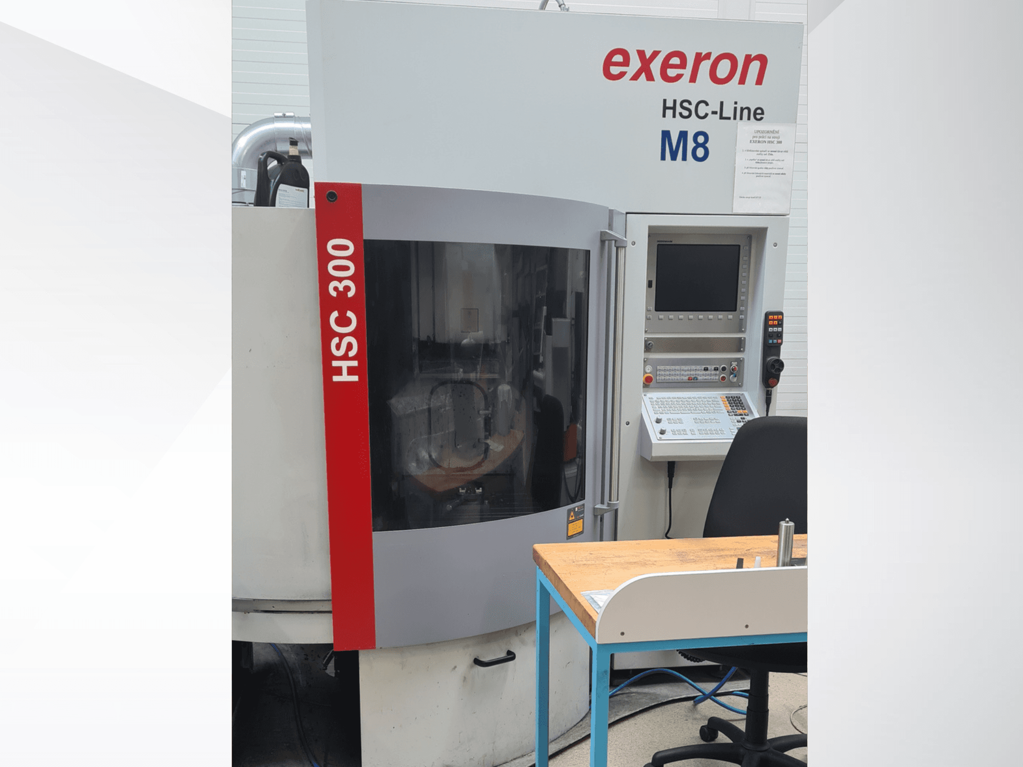 Exeron HSC 300/3 dikey işleme merkezi, önden görünüm; kontrol paneli ve iş masası görülebilir.