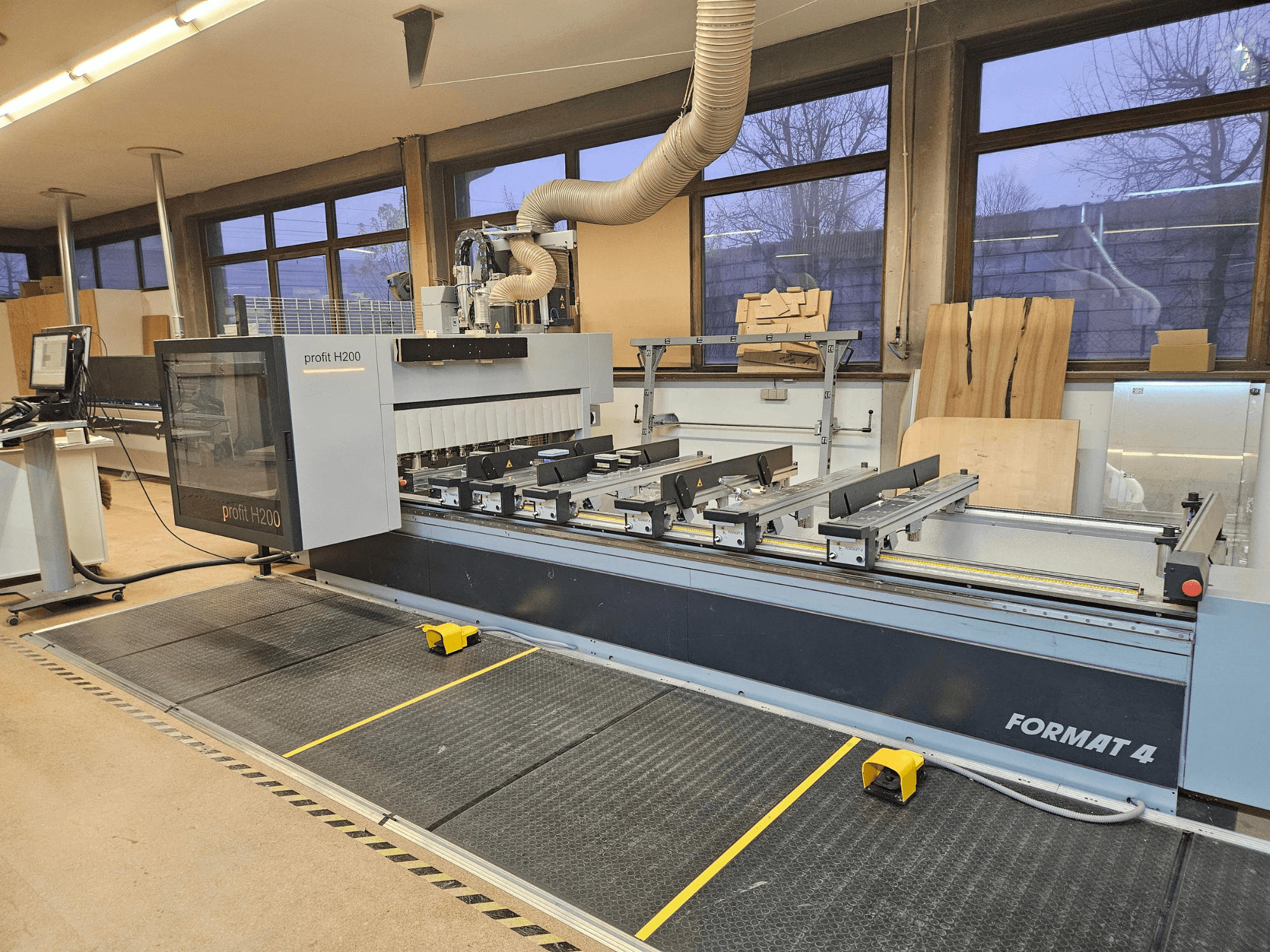 Format 4 kar H200 CNC makinesi, önden görünüm, kesme yatağı, kontrol paneli ve toz emme sistemi görünür.