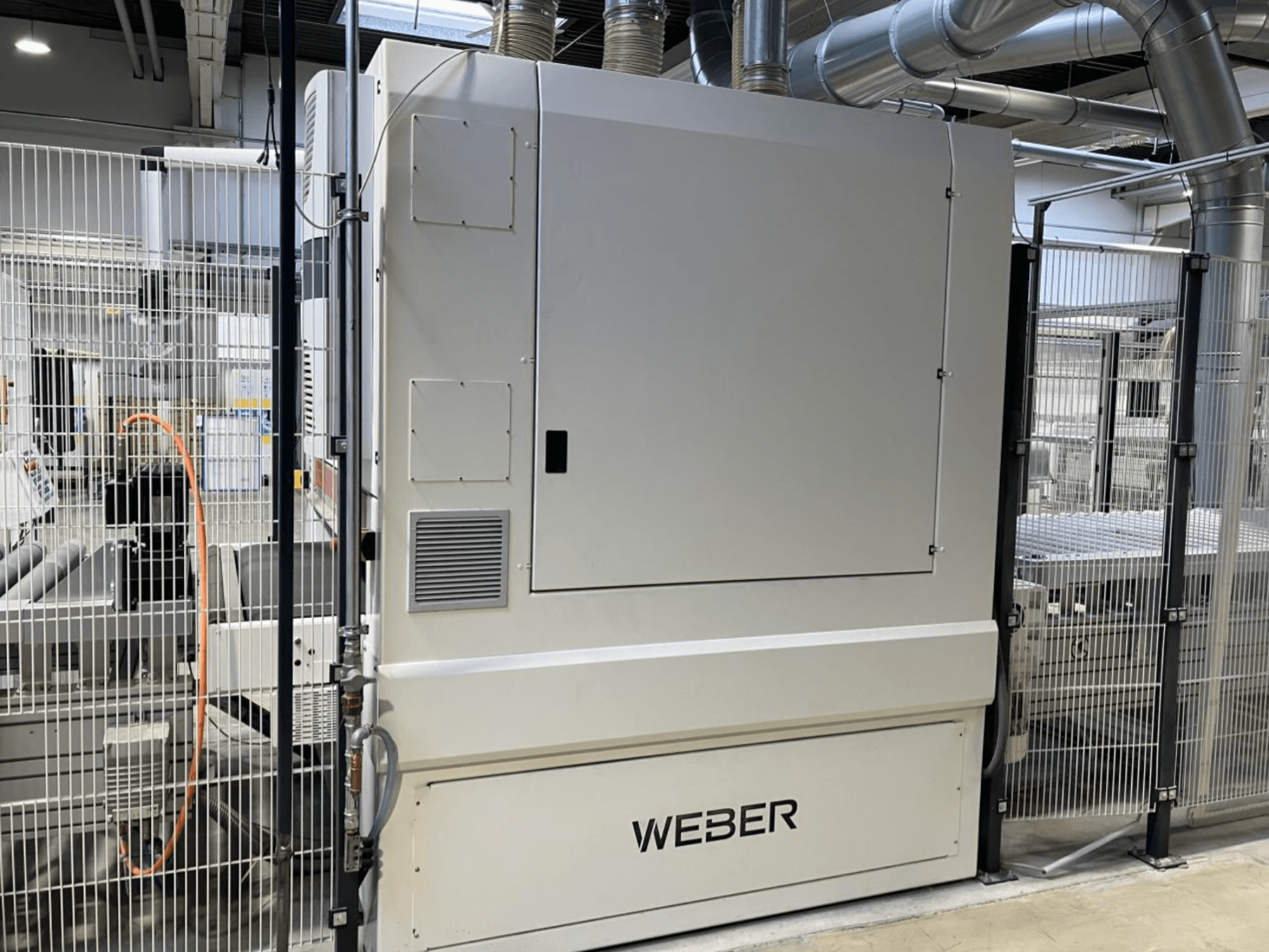 WEBDER bileşeni ve görünür güvenlik çiti içeren HYMMEN JUPITER JPT C 680/548 ahşap üretim hattının önden görünümü.