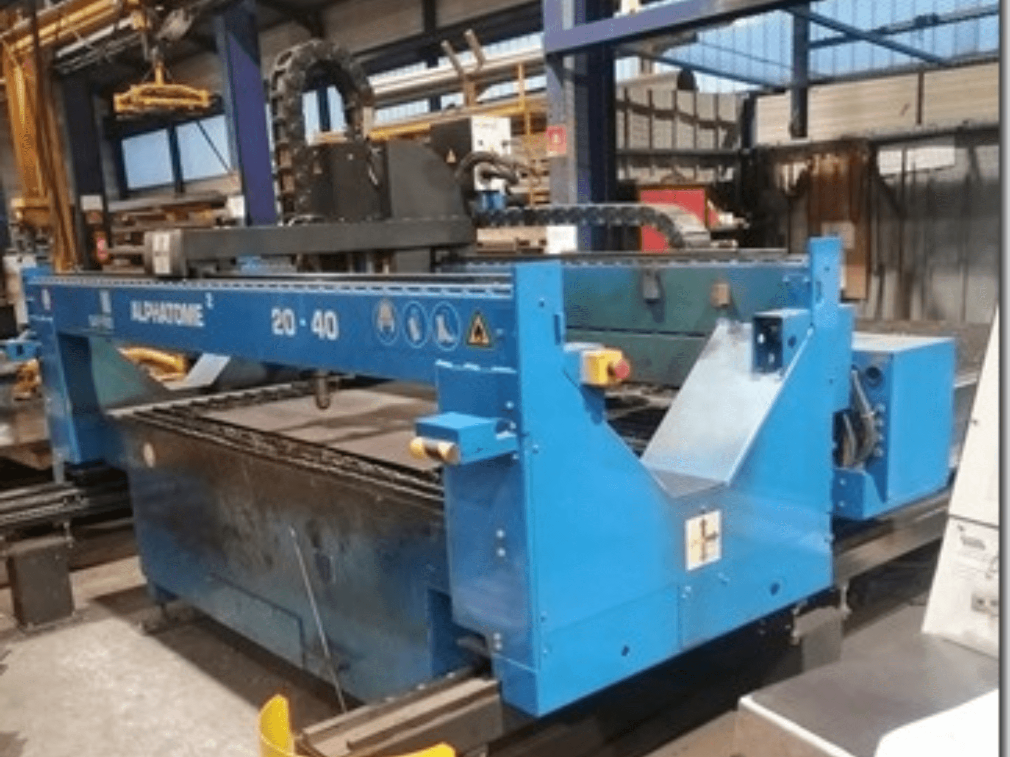 Mavi ALPHATOME 20-40 CNC makinesi, önden görünüm, kesim alanı ve kontrol paneli görünür, hassas üretim için tasarlanmıştır.