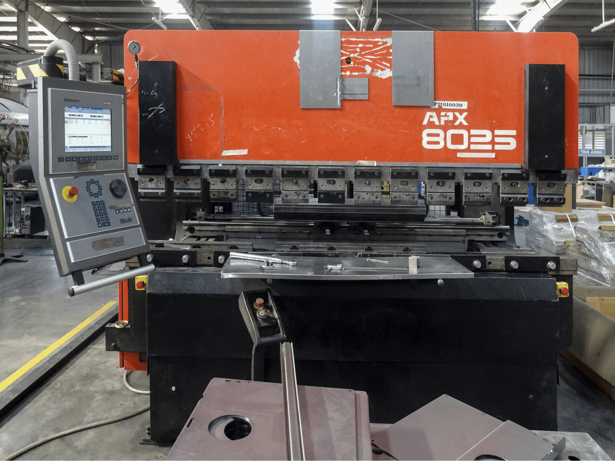 Makine AMADA - Önden görünüm APX 8025