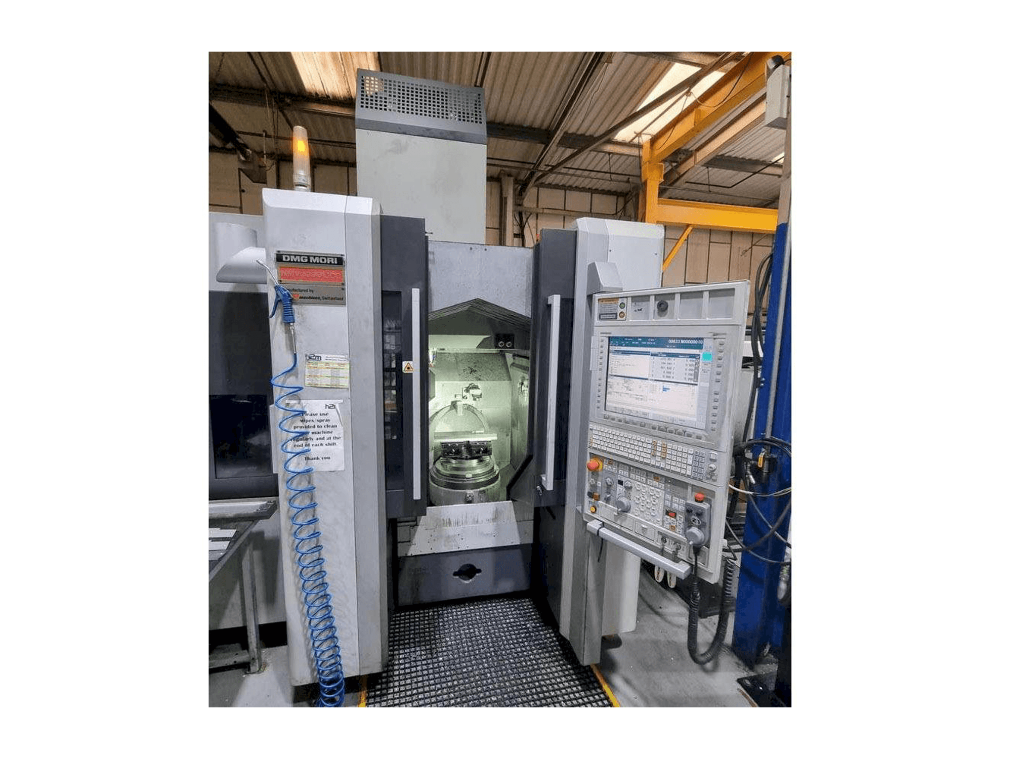 Makine DMG MORI NMV3000 DCG - Önden görünüm