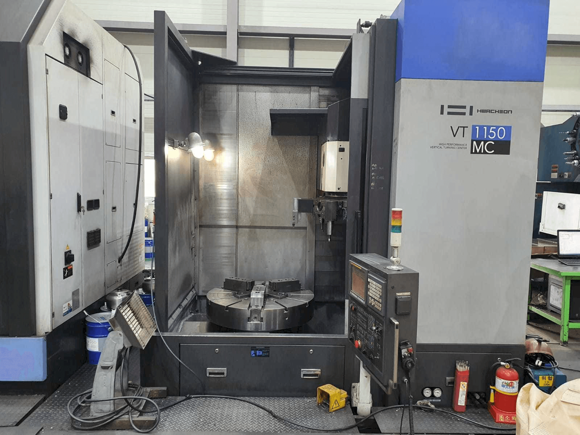 Makine HWACHEON VT 1150 MC - Önden görünüm