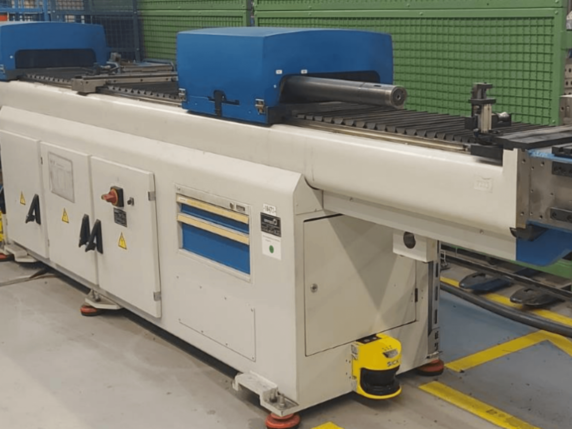 WAFIOS BER-35 kalıp bükme makinesinin önden görünümü, mavi kontrol üniteleri ve operasyonel güvenlik göstergeleri.