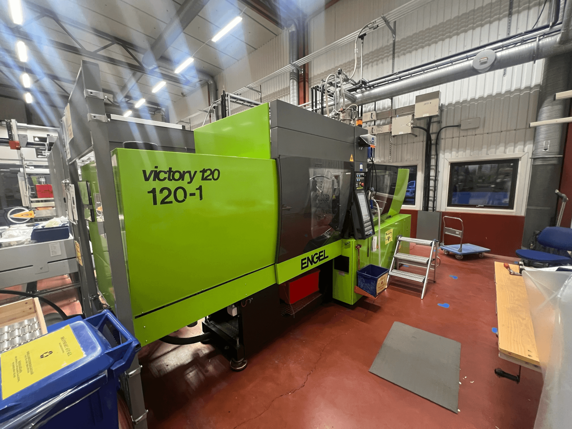 Yeşil ENGEL Victory 120-1 plastik enjeksiyon makinesi, önden görünüm, kontrol paneli ve basamakları ile birlikte, endüstriyel bir ortamda.
