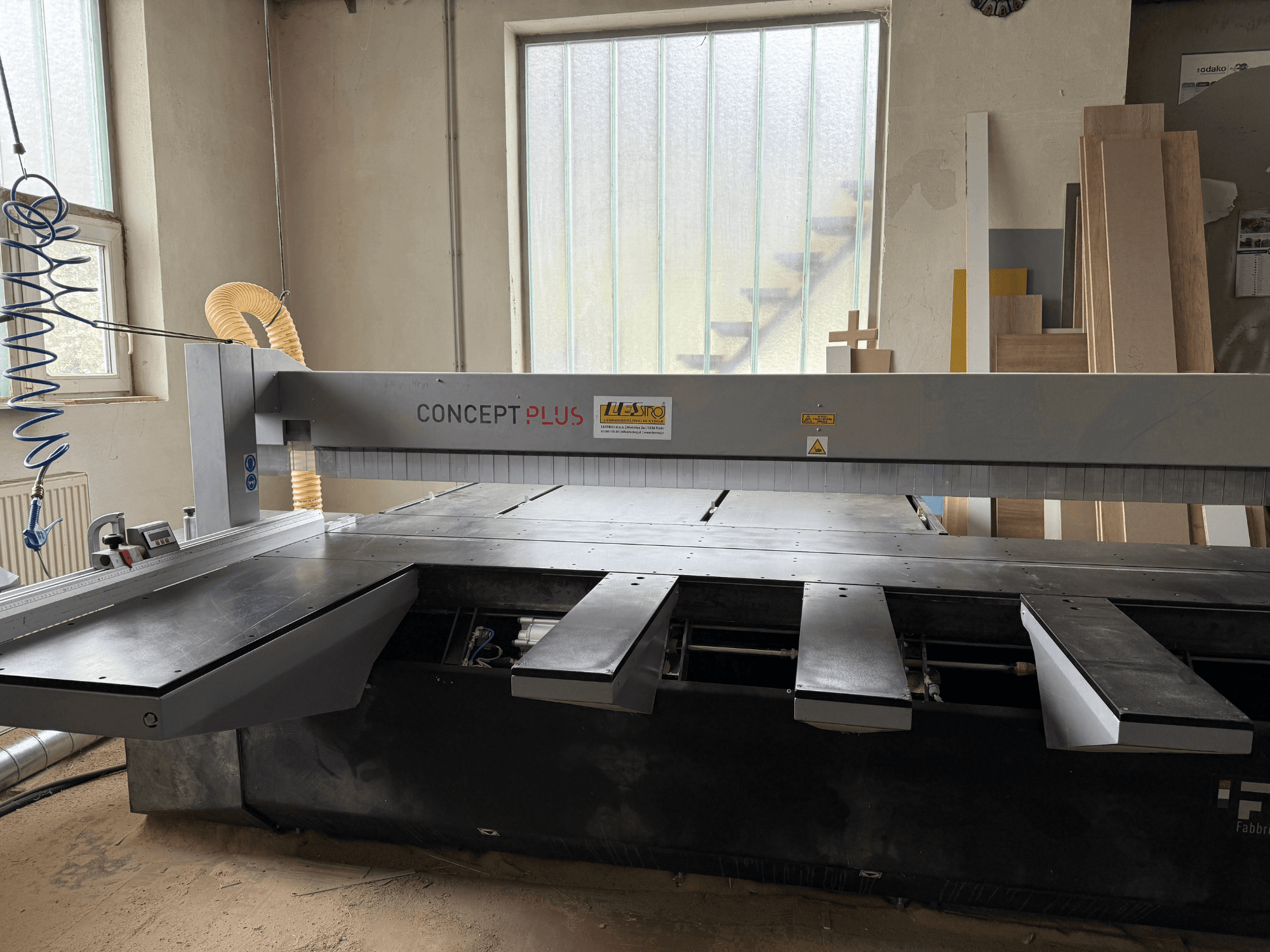 Atölyede FIMAL Concept 350 panel testere; uzatılabilir masa ve arka planda ahşap paneller ile önden görünüm.