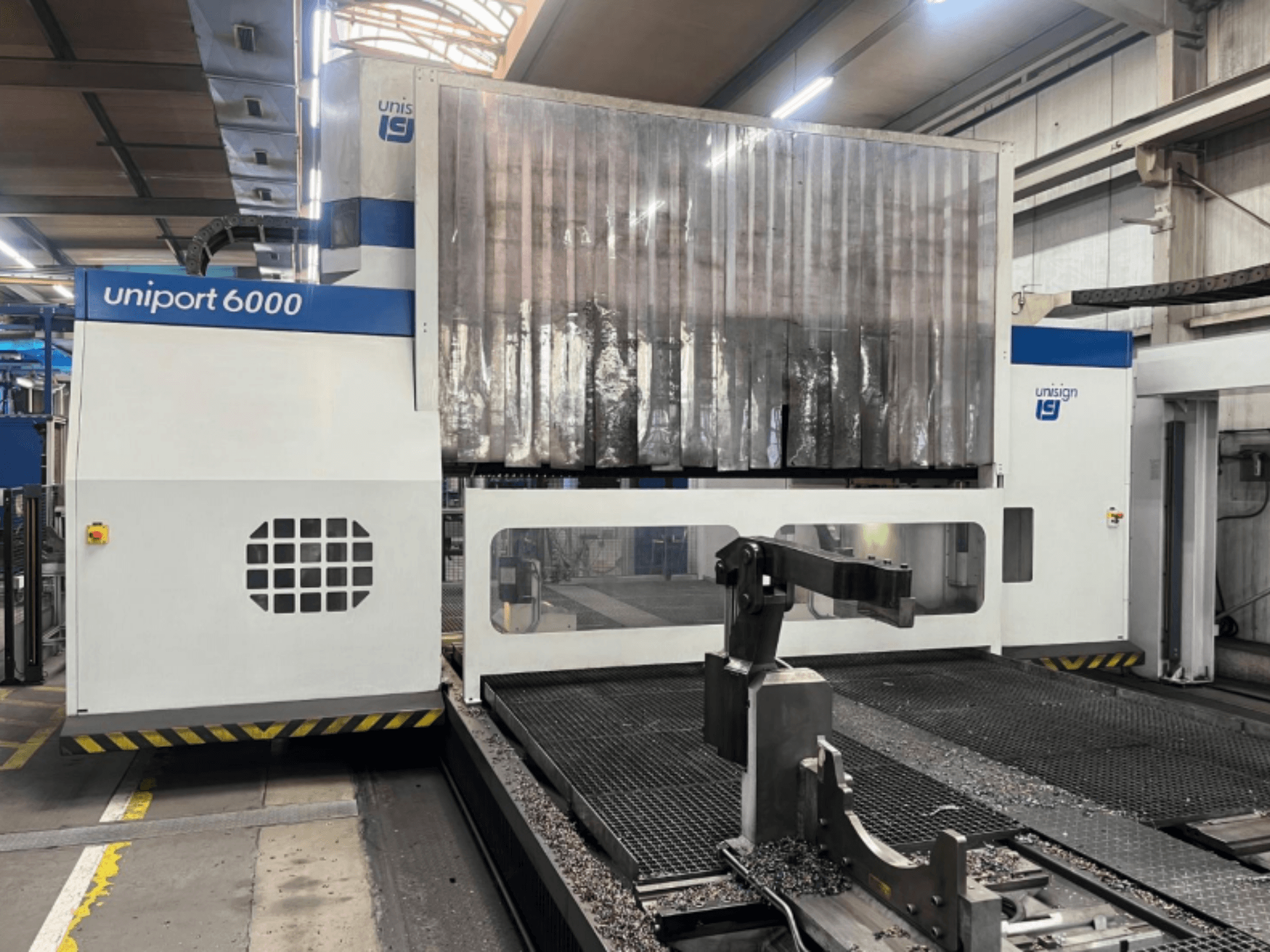 Gantry freze makinesi Unisign uniport 6000, önden görünüm, makine yapısını ve metal talaşı ile kesme alanını gösterir.