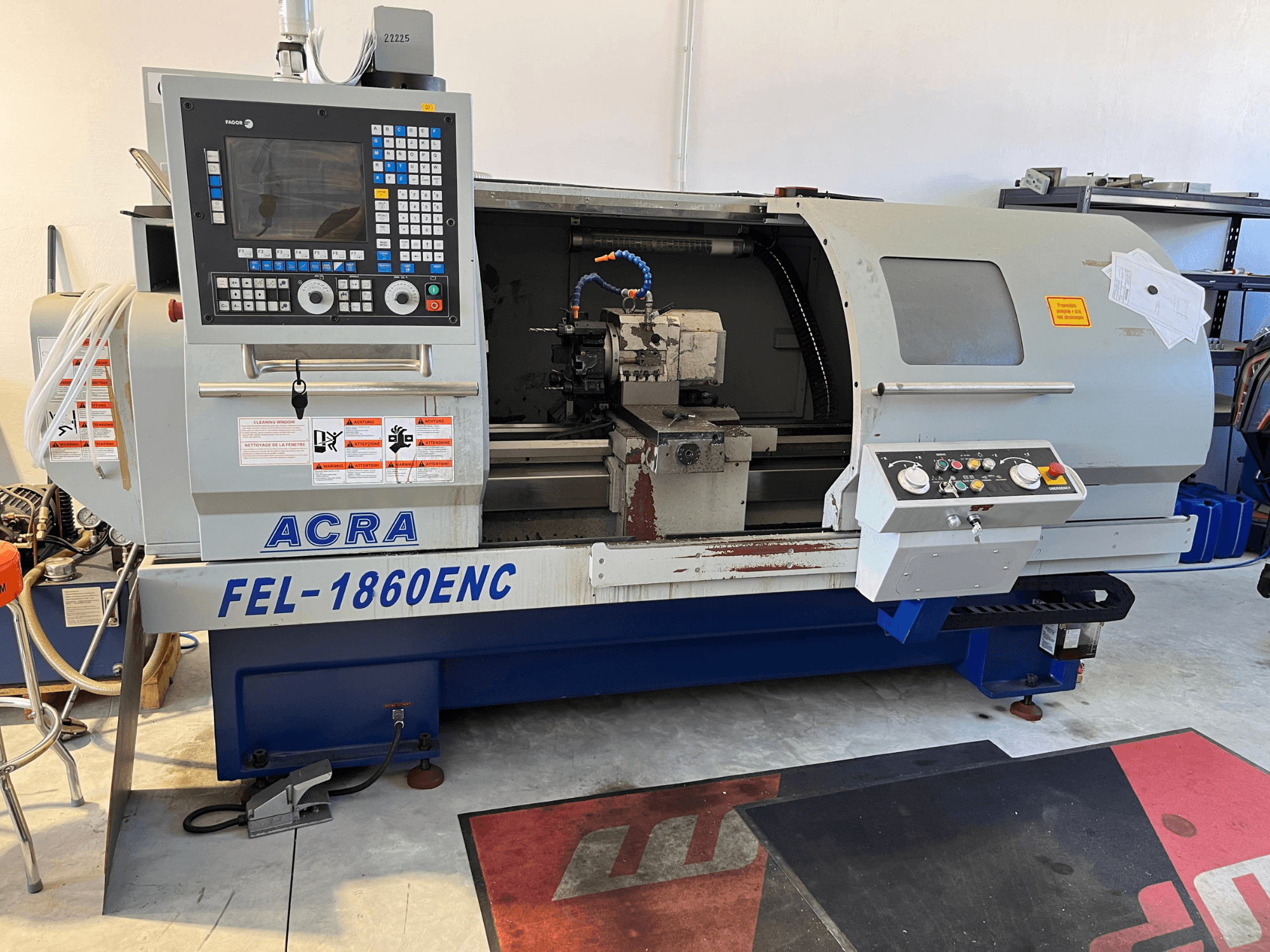 ACRA FEL-1860ENC/B yatay torna tezgahı; kontrol paneli ve CNC bileşenlerini gösteren önden görünüm.