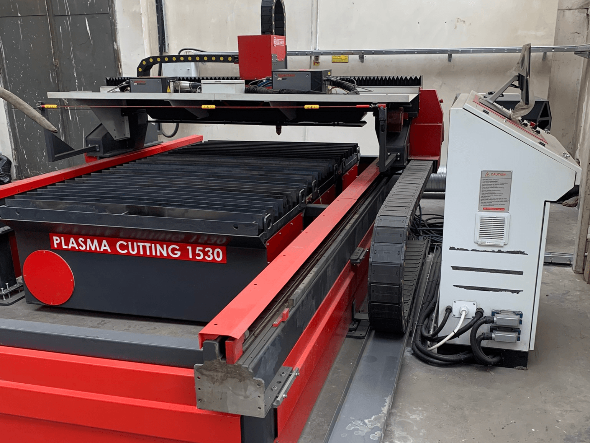 DENER PL 1530 plazma kesme makinesi; kesme masası, kontrol paneli ve elektrik bağlantılarını gösteren yandan görünüm.