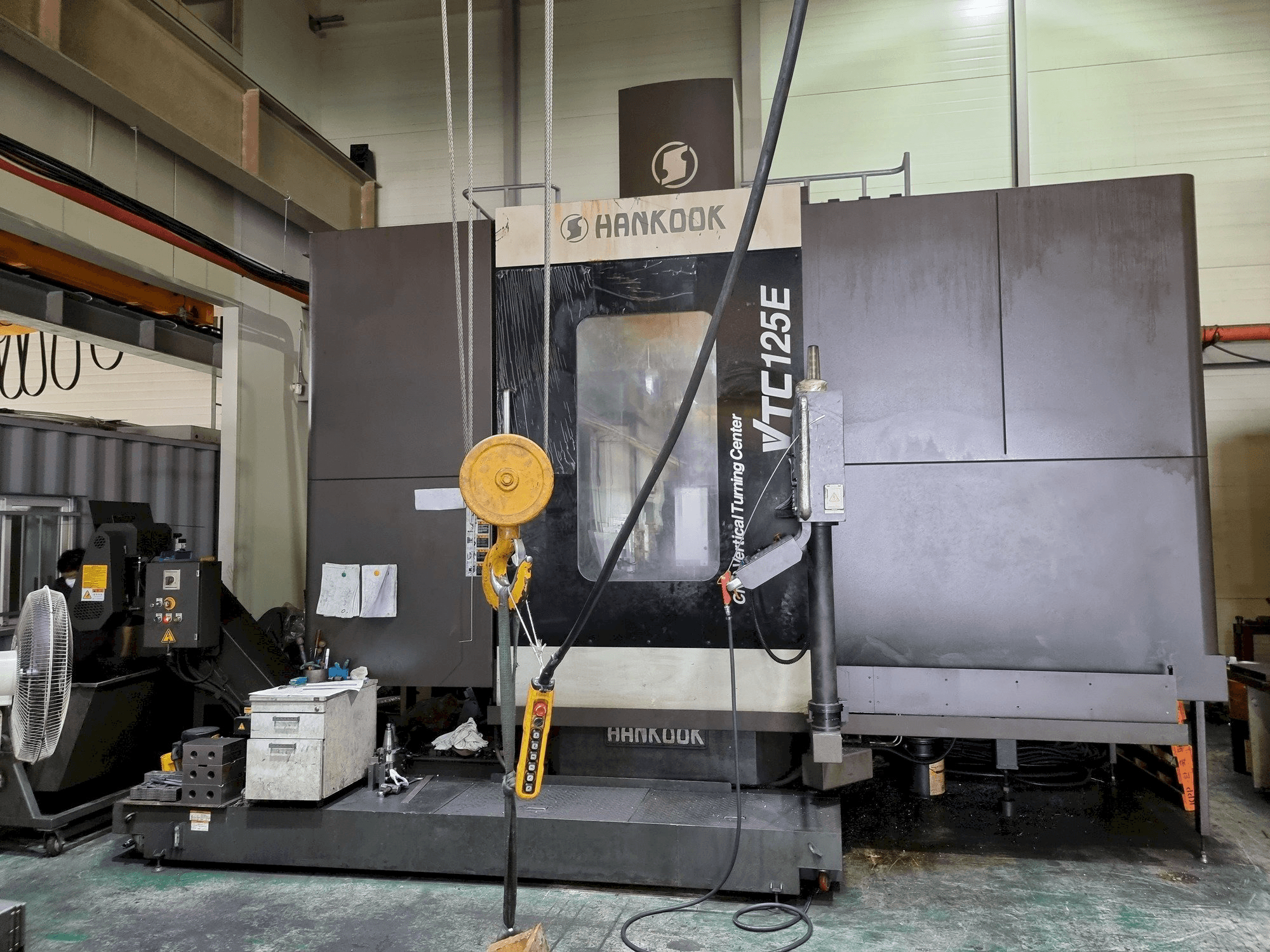 Makine HANKOOK VTC125E - Önden görünüm