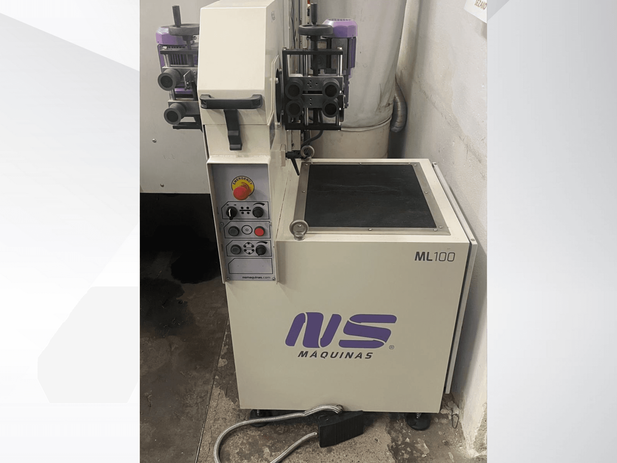 MS Maquinas'ın ML100 makinesi, önden görünüm, düğmeli ve pedallı kontrol paneli, tanımlanmış çalışma yüzeyi.