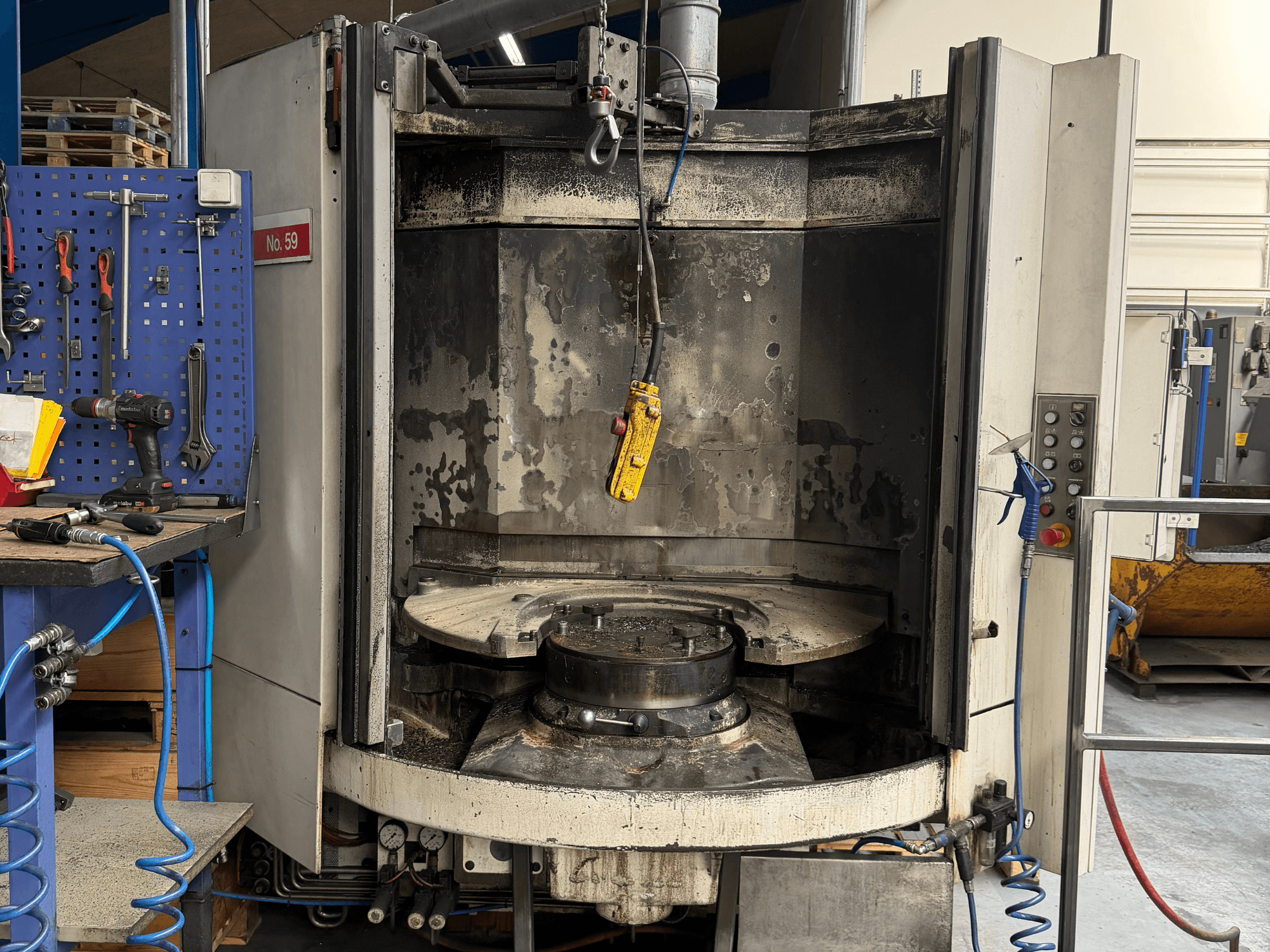 Yatay işleme merkezi HELLER MC 16 önden görünüm, boş bir çalışma tezgahı ve kontrol paneli, atölye ortamında.