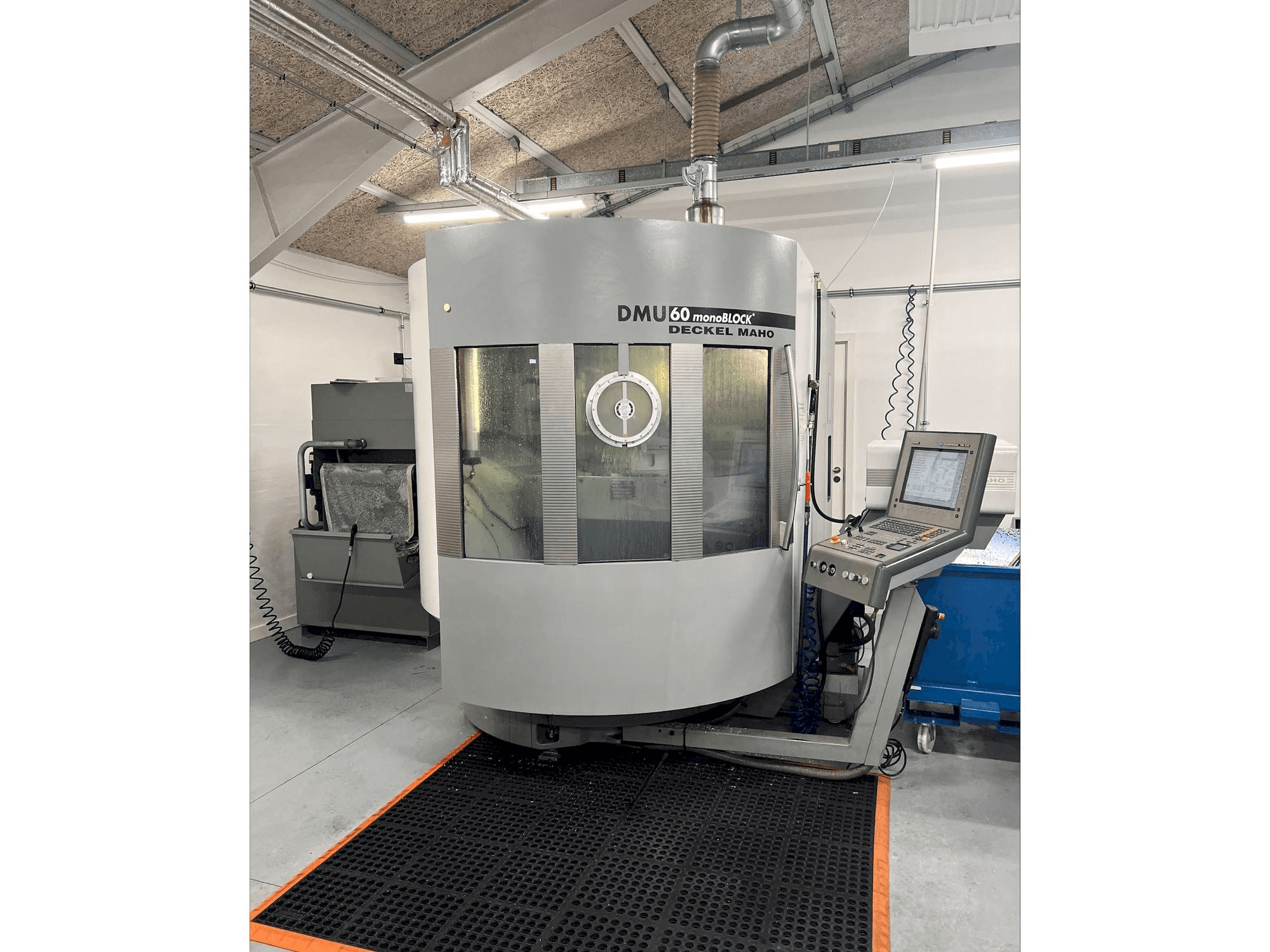 Makine DMG MORI DMU 60 monoBLOCK - Önden görünüm