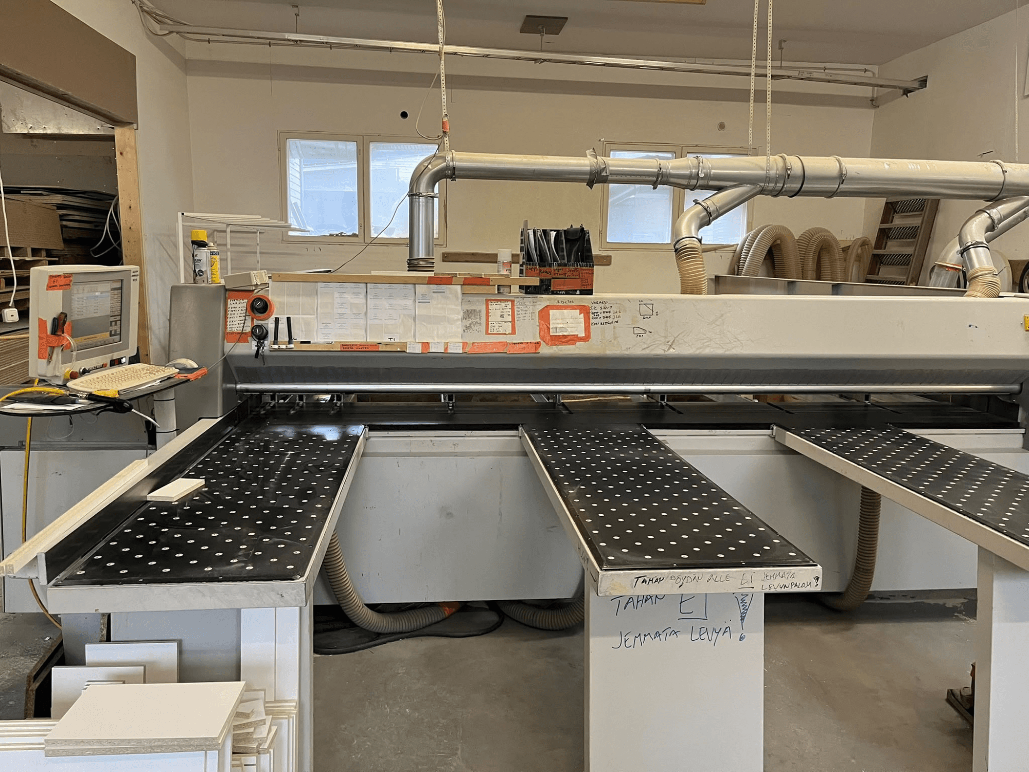 Bir atölyede bulunan HOLZHER CUT70 panel testere, önden bakıldığında kesme masası ve kontrol paneli görülmektedir.
