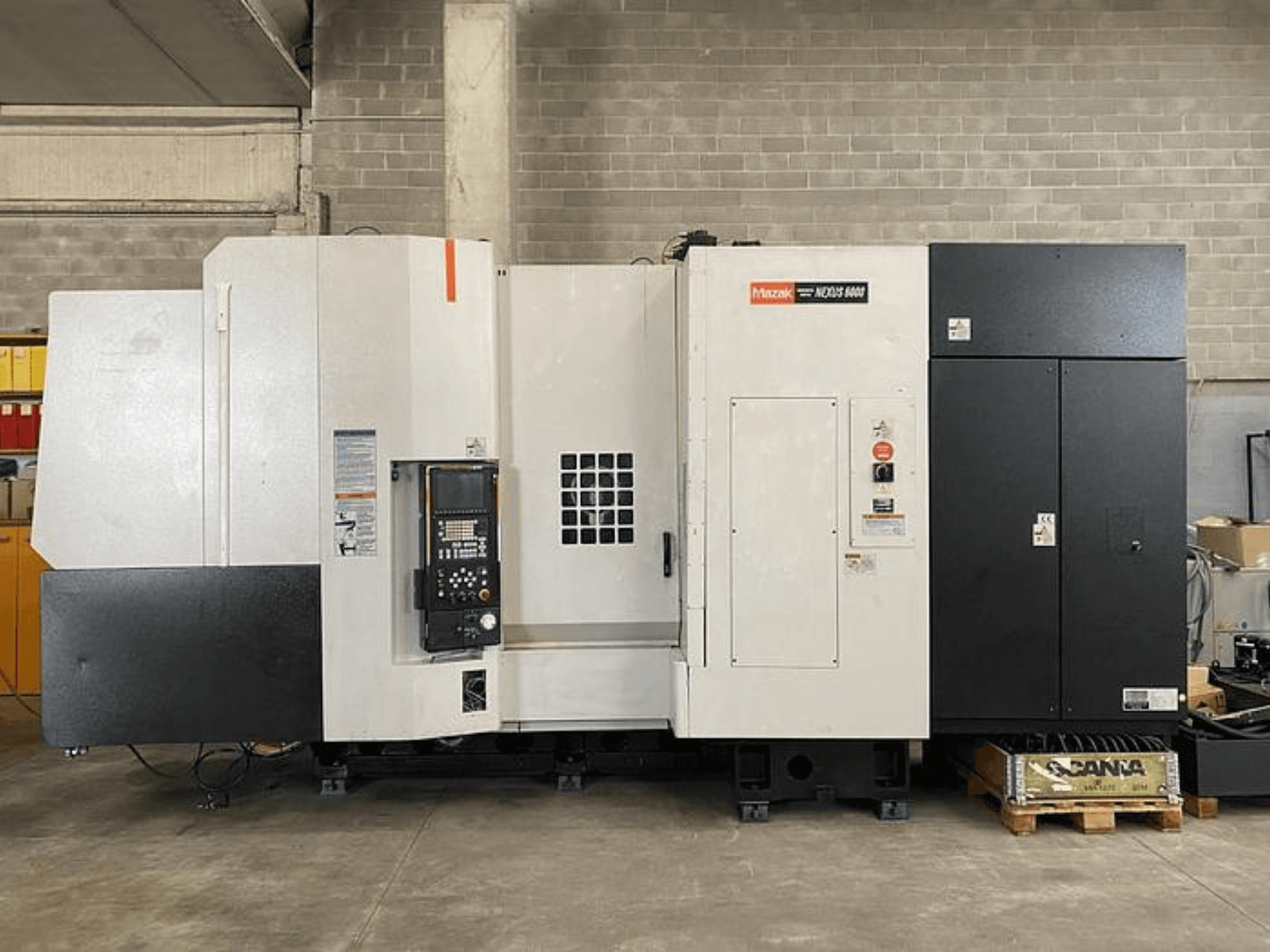 Mazak NEXUS 6400 CNC torna tezgahı, önden görünüm, kontrol paneli, güç anahtarı ve iki tonlu beyaz ve siyah gövde.