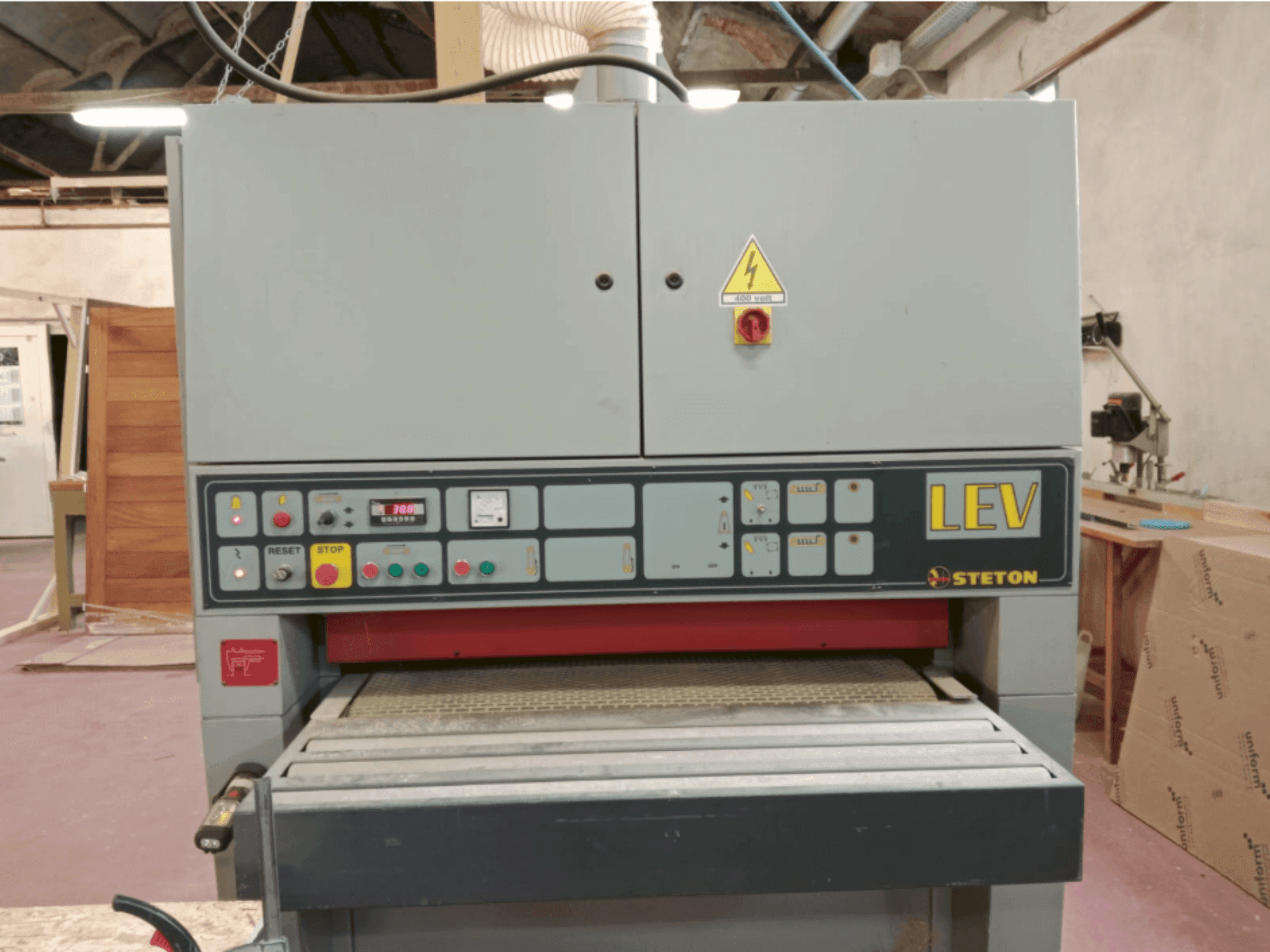 Makine STETON LEV2RR - Önden görünüm