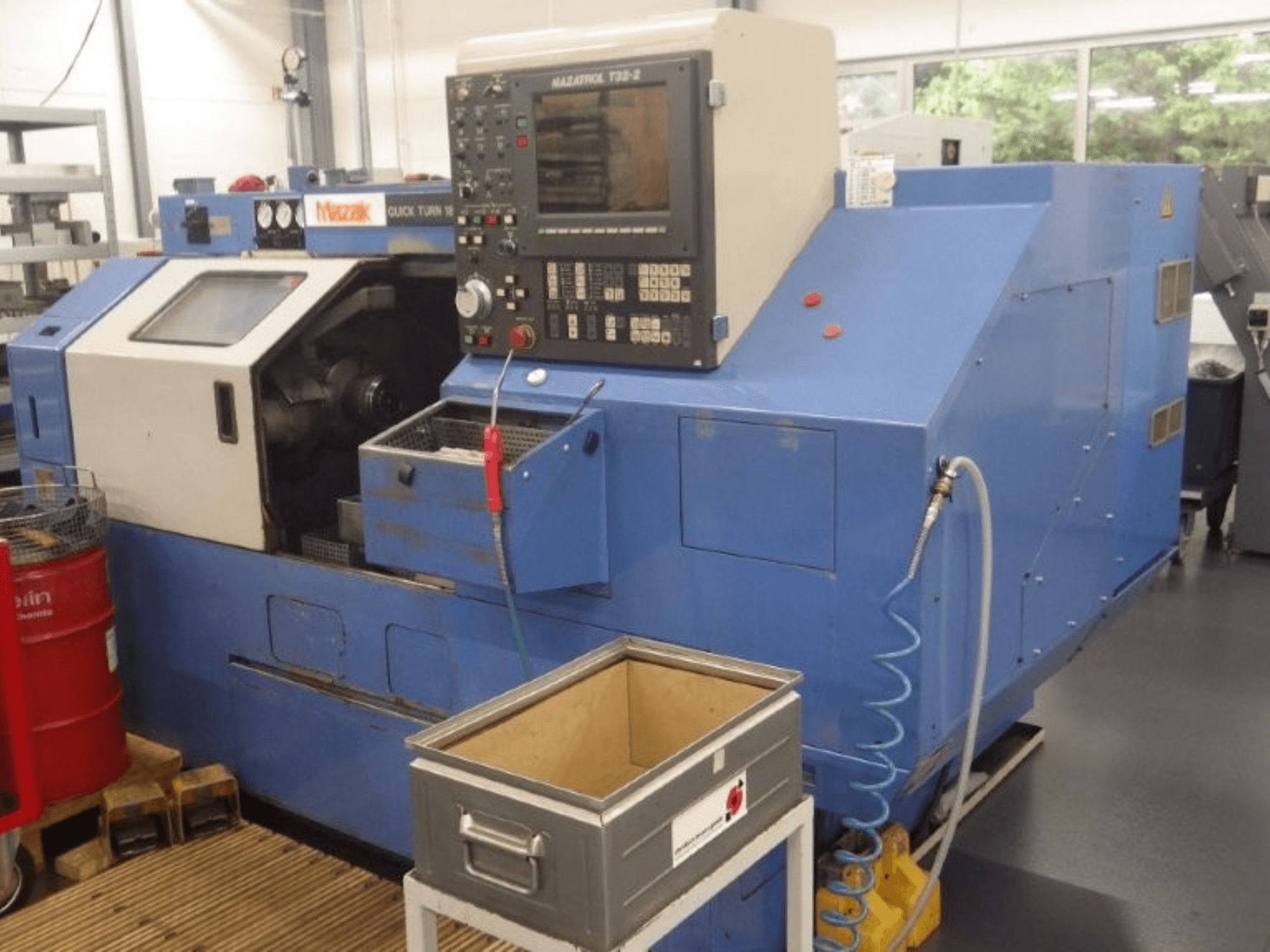 Mazak Quick Turn 18 NSP çok milli tornalama makinesi, önden görünüm, kontrol paneli, çalışma alanı ve soğutma sıvısı hortumunu gösterir.