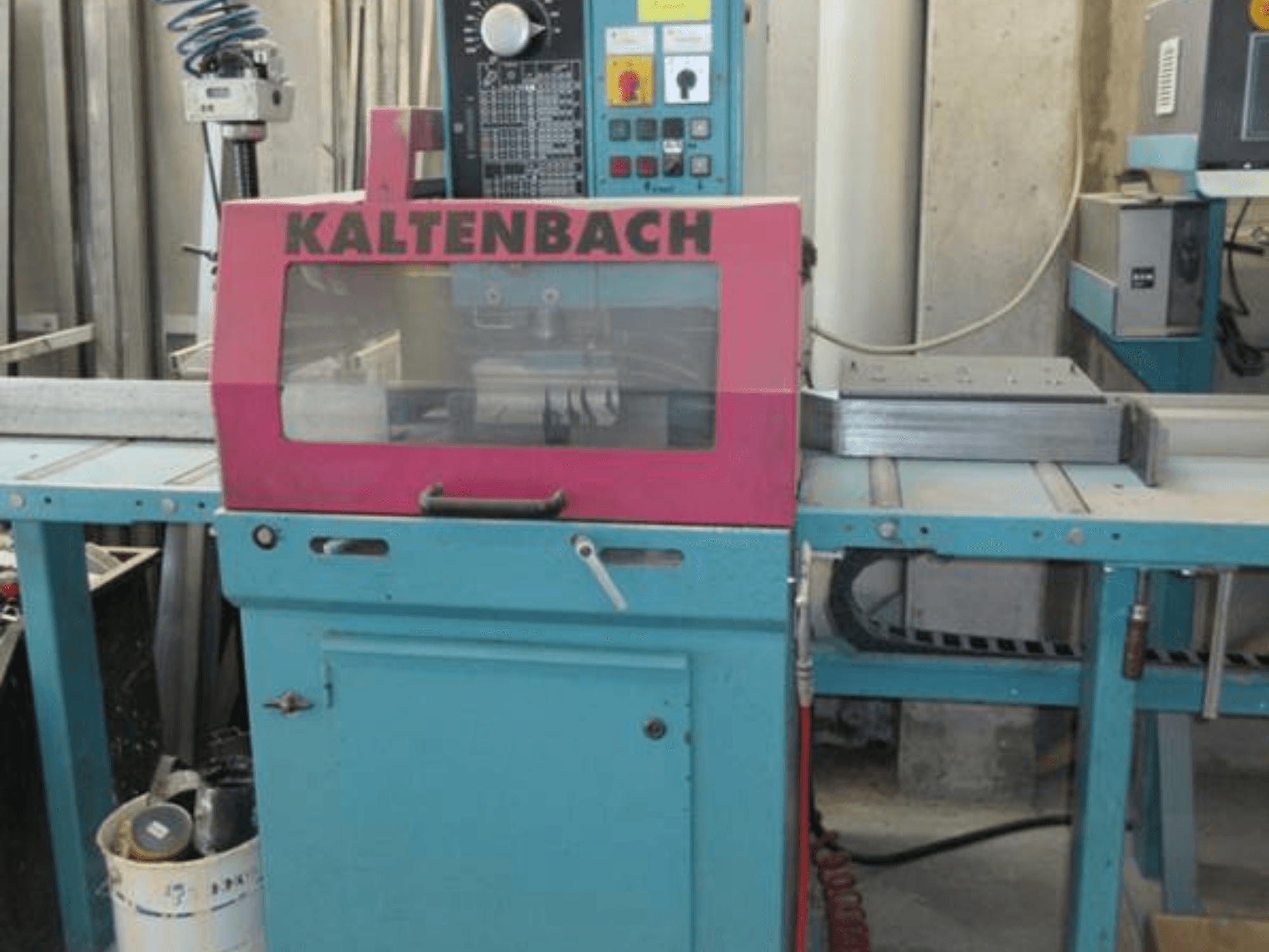KALTENBACH KKS 400 E Daire Metal Testeresi, pembe güvenlik kapağı ve düğmeli kontrol paneli ile önden görünüm.
