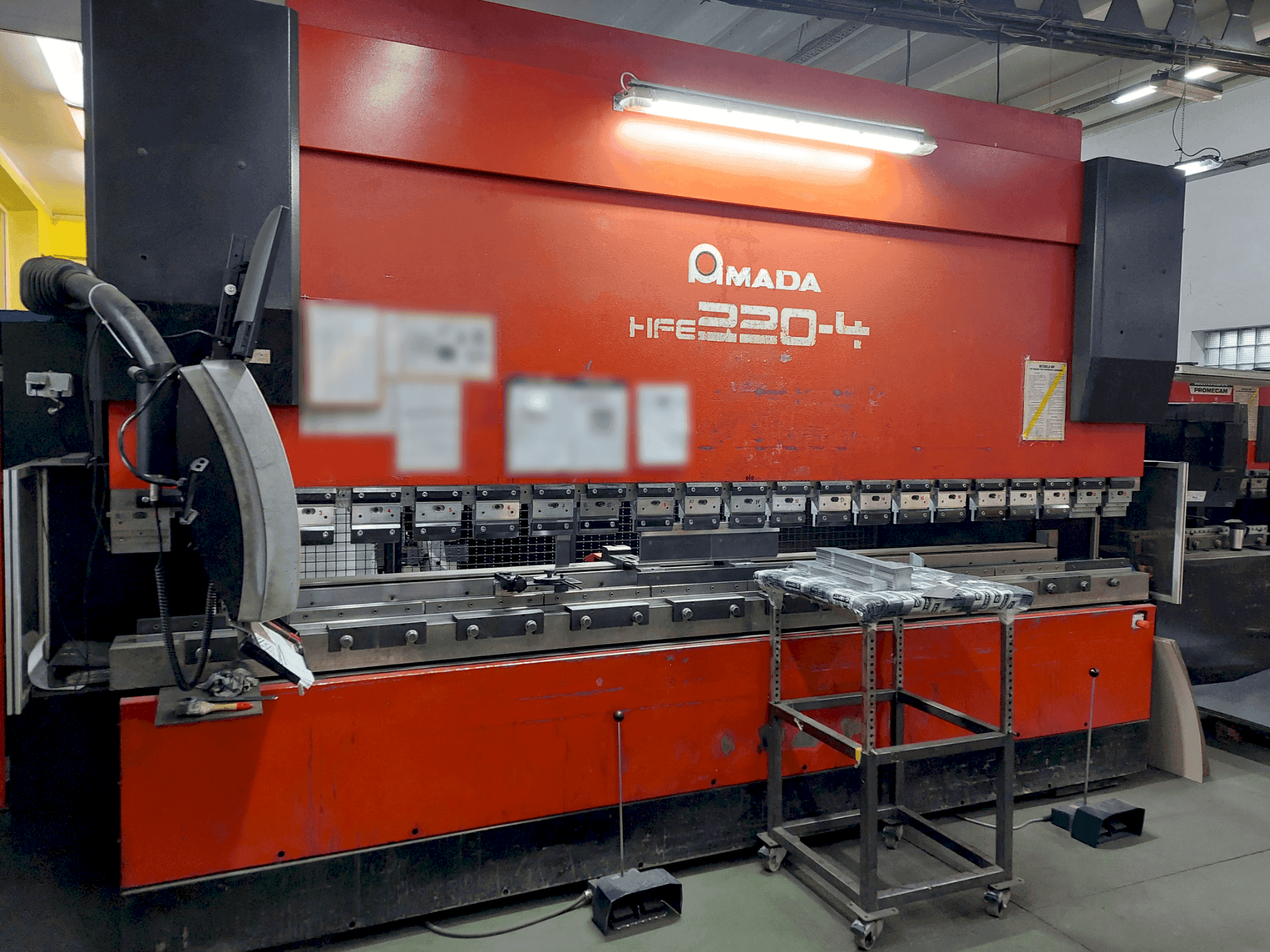 Makine AMADA HFE 220-4 - Önden görünüm