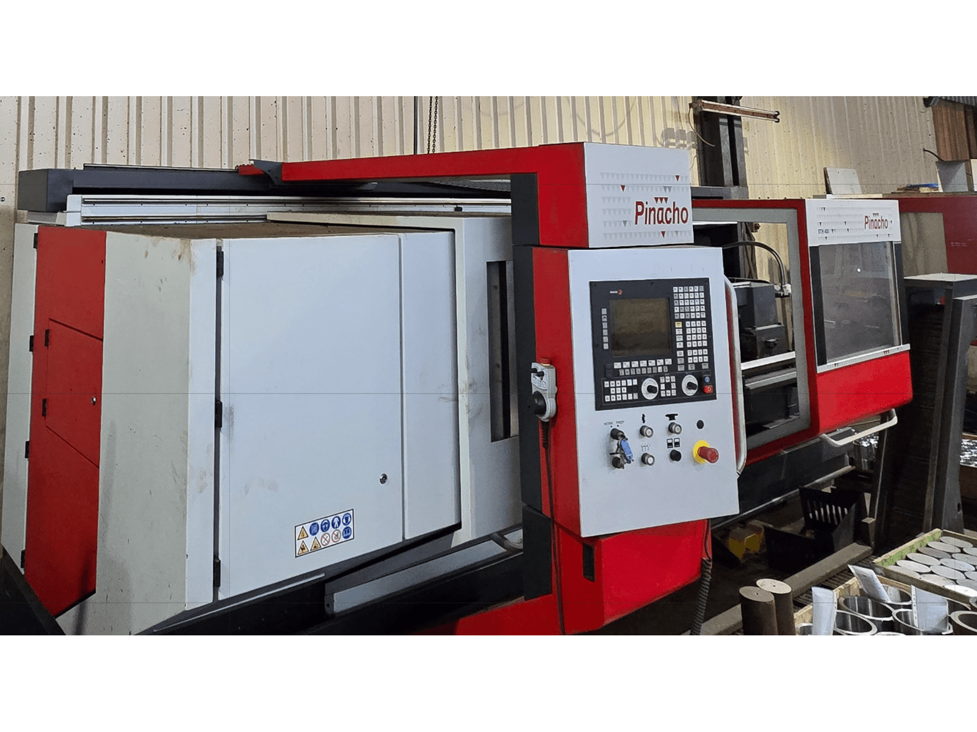 Pinacho STH 400-105×3000 yatay tornalama makinesi, önden görünüm, kontrol paneli ve kırmızı vurgular.