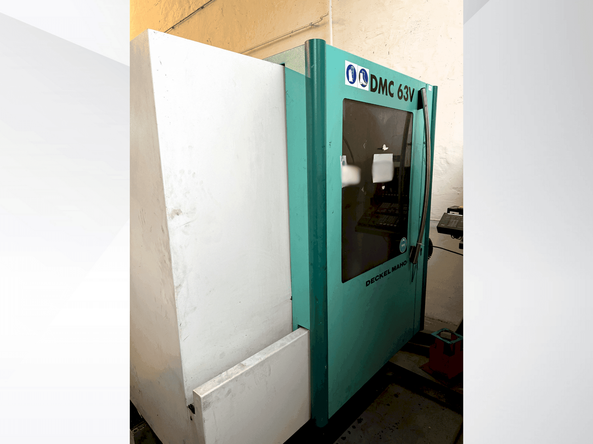 Makine DMG MORI Deckel Maho 63V - Önden görünüm