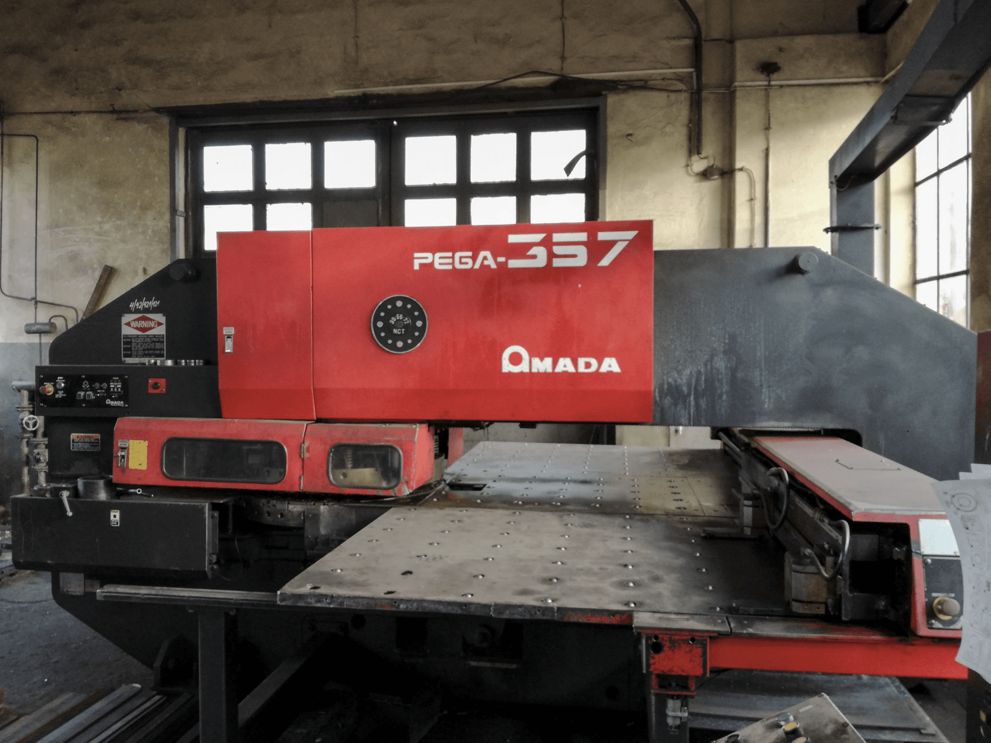 Makine 1 AMADA - Önden görünüm PEGA 357