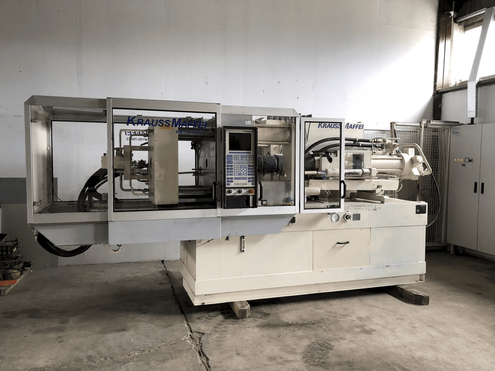 Makine Krauss Maffei 150-700 C2 - Önden görünüm